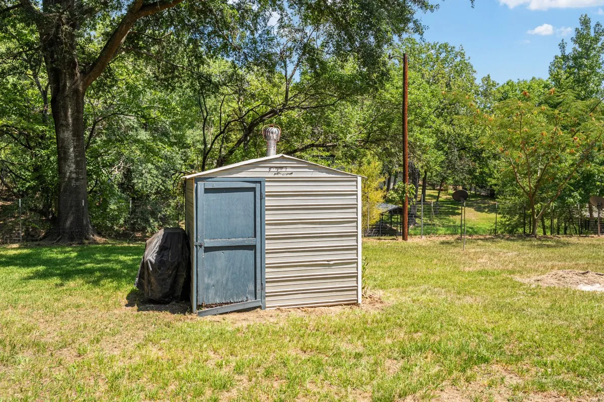Single Family Residence For Sale in Henderson County , 2105 Lakeview Drive, Mabank, Texas 75156, 2 Bedroom, 2 Bathroom, 2 Garage spaces, 1,280 Sqft, built in 1981, mls#21355435, Real Estate Agent in Mabank, Homes For Sale in Henderson county, Homes For Sale in Mabank, Realtor in Mabank Texas, Real Estate Brokerage Independent Realty Texas, Luminita Cordes Realtor