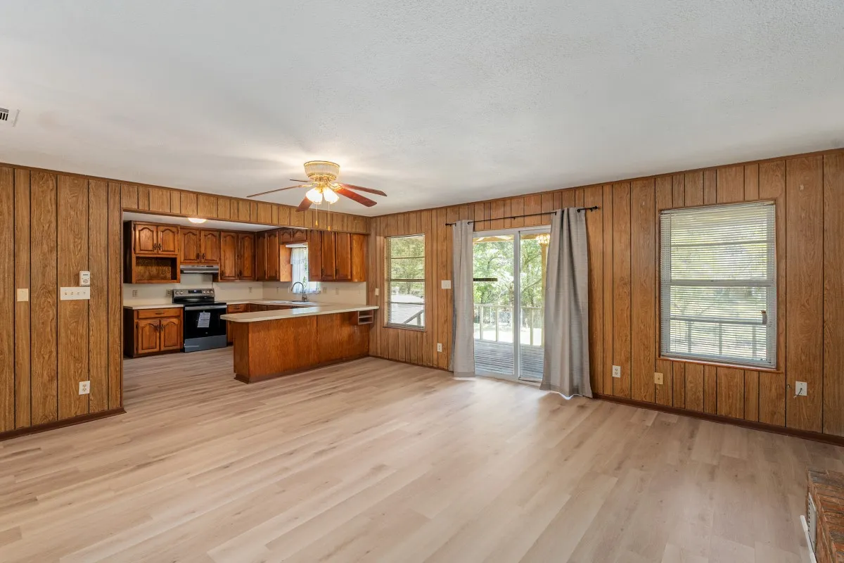 Single Family Residence For Sale in Henderson County , 2105 Lakeview Drive, Mabank, Texas 75156, 2 Bedroom, 2 Bathroom, 2 Garage spaces, 1,280 Sqft, built in 1981, mls#21355435, Real Estate Agent in Mabank, Homes For Sale in Henderson county, Homes For Sale in Mabank, Realtor in Mabank Texas, Real Estate Brokerage Independent Realty Texas, Luminita Cordes Realtor