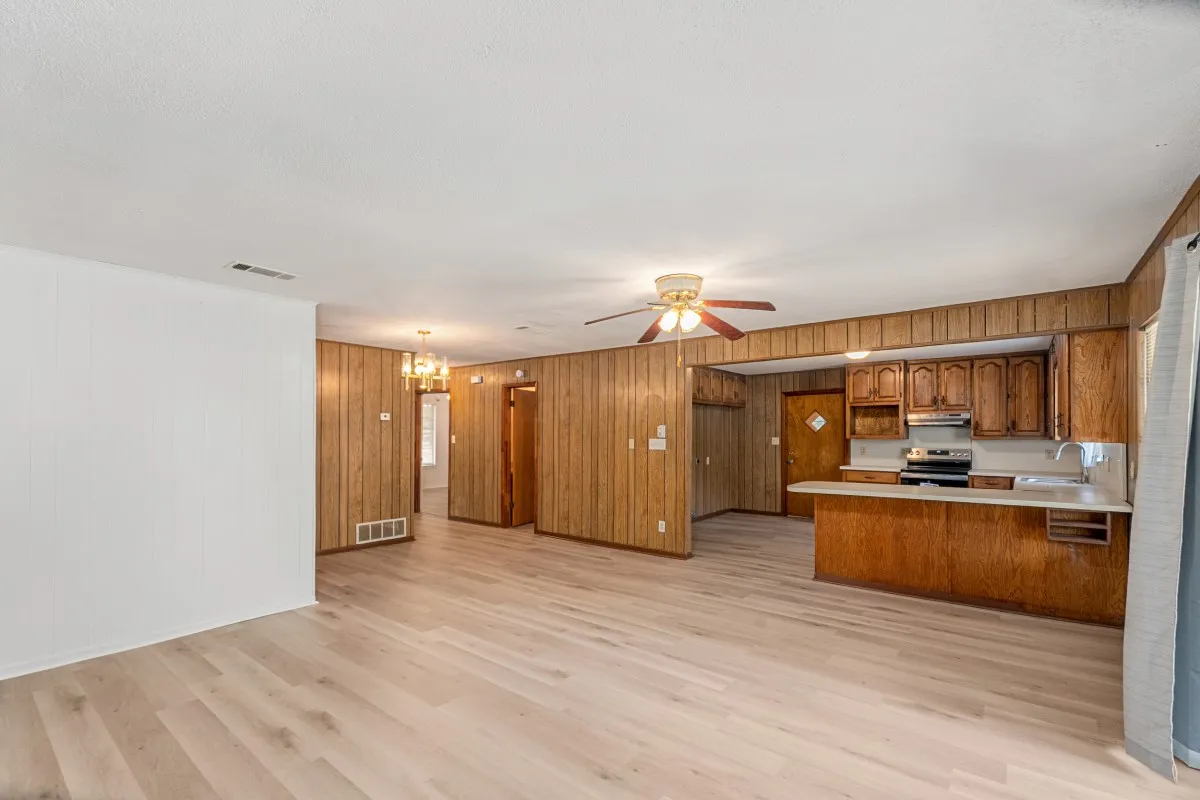 Single Family Residence For Sale in Henderson County , 2105 Lakeview Drive, Mabank, Texas 75156, 2 Bedroom, 2 Bathroom, 2 Garage spaces, 1,280 Sqft, built in 1981, mls#21355435, Real Estate Agent in Mabank, Homes For Sale in Henderson county, Homes For Sale in Mabank, Realtor in Mabank Texas, Real Estate Brokerage Independent Realty Texas, Luminita Cordes Realtor