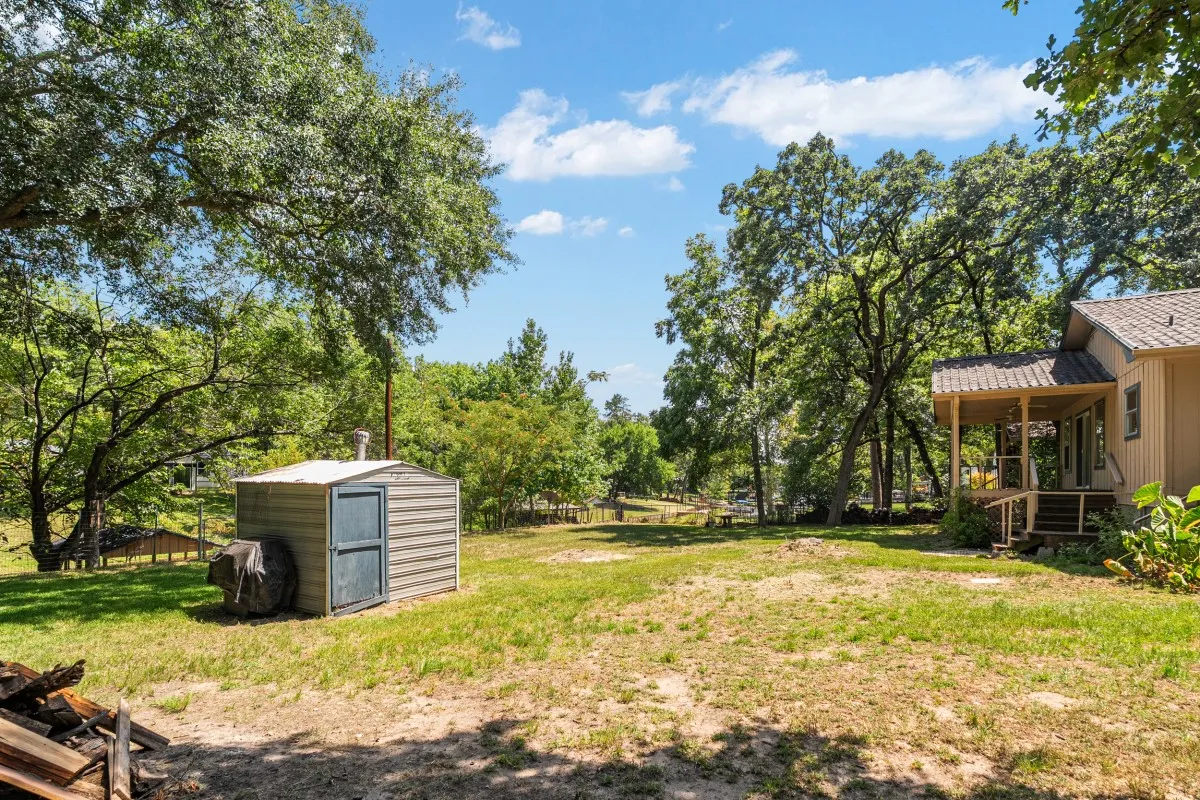 Single Family Residence For Sale in Henderson County , 2105 Lakeview Drive, Mabank, Texas 75156, 2 Bedroom, 2 Bathroom, 2 Garage spaces, 1,280 Sqft, built in 1981, mls#21355435, Real Estate Agent in Mabank, Homes For Sale in Henderson county, Homes For Sale in Mabank, Realtor in Mabank Texas, Real Estate Brokerage Independent Realty Texas, Luminita Cordes Realtor
