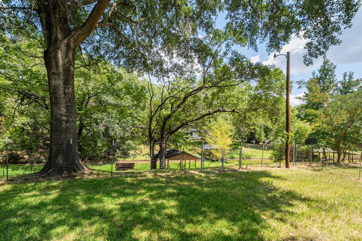 Single Family Residence For Sale in Henderson County , 2105 Lakeview Drive, Mabank, Texas 75156, 2 Bedroom, 2 Bathroom, 2 Garage spaces, 1,280 Sqft, built in 1981, mls#21355435, Real Estate Agent in Mabank, Homes For Sale in Henderson county, Homes For Sale in Mabank, Realtor in Mabank Texas, Real Estate Brokerage Independent Realty Texas, Luminita Cordes Realtor