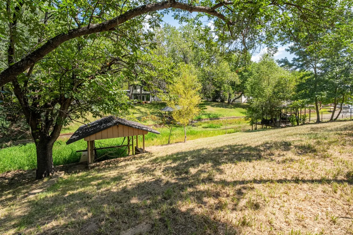 Single Family Residence For Sale in Henderson County , 2105 Lakeview Drive, Mabank, Texas 75156, 2 Bedroom, 2 Bathroom, 2 Garage spaces, 1,280 Sqft, built in 1981, mls#21355435, Real Estate Agent in Mabank, Homes For Sale in Henderson county, Homes For Sale in Mabank, Realtor in Mabank Texas, Real Estate Brokerage Independent Realty Texas, Luminita Cordes Realtor