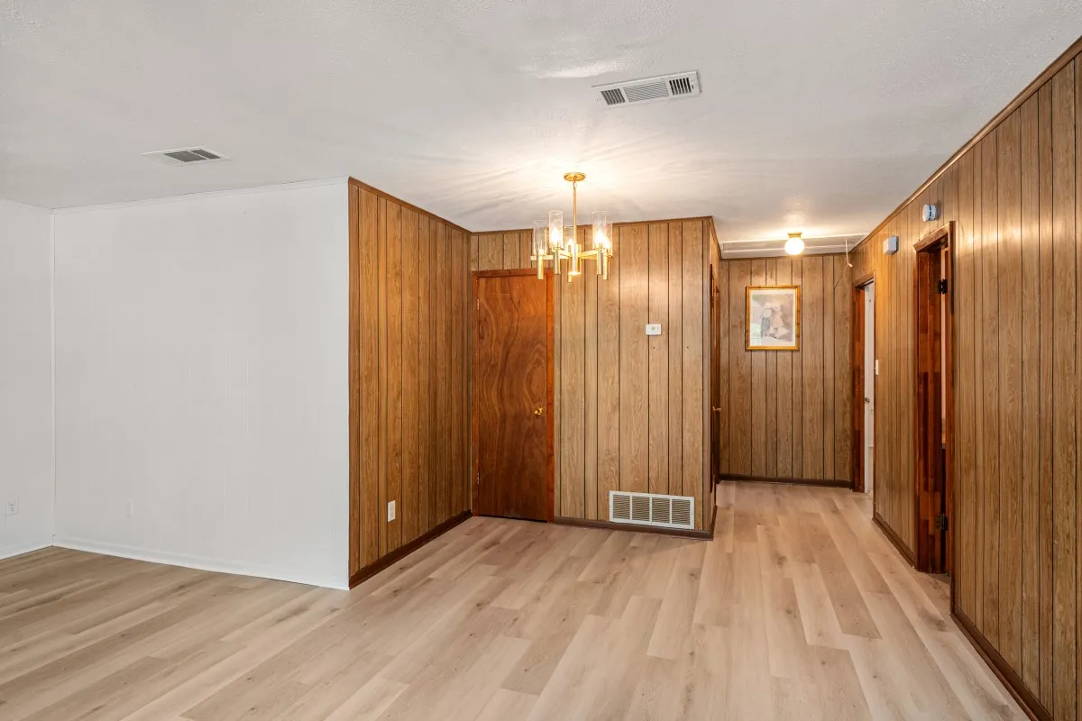 Single Family Residence For Sale in Henderson County , 2105 Lakeview Drive, Mabank, Texas 75156, 2 Bedroom, 2 Bathroom, 2 Garage spaces, 1,280 Sqft, built in 1981, mls#21355435, Real Estate Agent in Mabank, Homes For Sale in Henderson county, Homes For Sale in Mabank, Realtor in Mabank Texas, Real Estate Brokerage Independent Realty Texas, Luminita Cordes Realtor