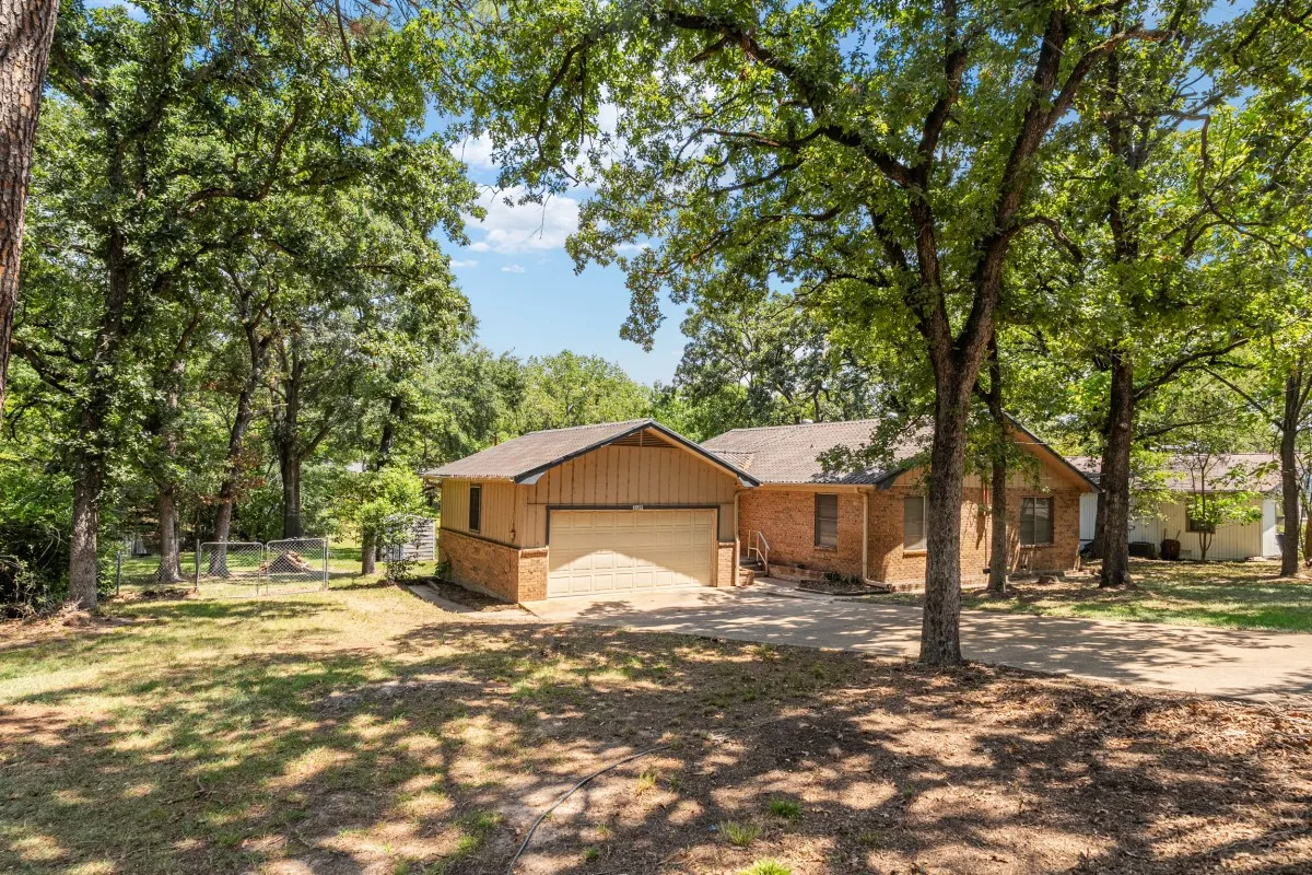 Single Family Residence For Sale in Henderson County , 2105 Lakeview Drive, Mabank, Texas 75156, 2 Bedroom, 2 Bathroom, 2 Garage spaces, 1,280 Sqft, built in 1981, mls#21355435, Real Estate Agent in Mabank, Homes For Sale in Henderson county, Homes For Sale in Mabank, Realtor in Mabank Texas, Real Estate Brokerage Independent Realty Texas, Luminita Cordes Realtor