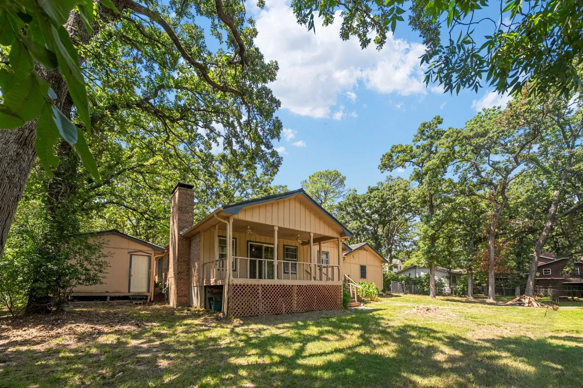 Single Family Residence For Sale in Henderson County , 2105 Lakeview Drive, Mabank, Texas 75156, 2 Bedroom, 2 Bathroom, 2 Garage spaces, 1,280 Sqft, built in 1981, mls#21355435, Real Estate Agent in Mabank, Homes For Sale in Henderson county, Homes For Sale in Mabank, Realtor in Mabank Texas, Real Estate Brokerage Independent Realty Texas, Luminita Cordes Realtor