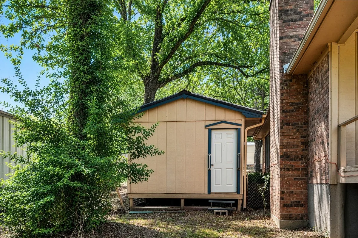 Single Family Residence For Sale in Henderson County , 2105 Lakeview Drive, Mabank, Texas 75156, 2 Bedroom, 2 Bathroom, 2 Garage spaces, 1,280 Sqft, built in 1981, mls#21355435, Real Estate Agent in Mabank, Homes For Sale in Henderson county, Homes For Sale in Mabank, Realtor in Mabank Texas, Real Estate Brokerage Independent Realty Texas, Luminita Cordes Realtor