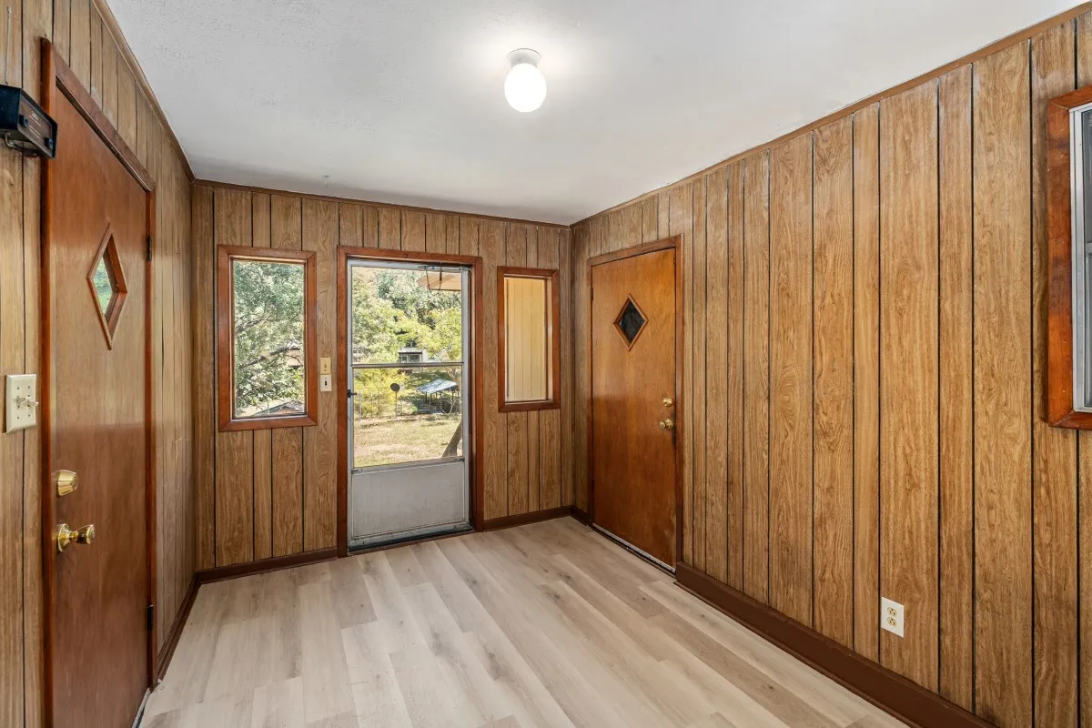 Single Family Residence For Sale in Henderson County , 2105 Lakeview Drive, Mabank, Texas 75156, 2 Bedroom, 2 Bathroom, 2 Garage spaces, 1,280 Sqft, built in 1981, mls#21355435, Real Estate Agent in Mabank, Homes For Sale in Henderson county, Homes For Sale in Mabank, Realtor in Mabank Texas, Real Estate Brokerage Independent Realty Texas, Luminita Cordes Realtor