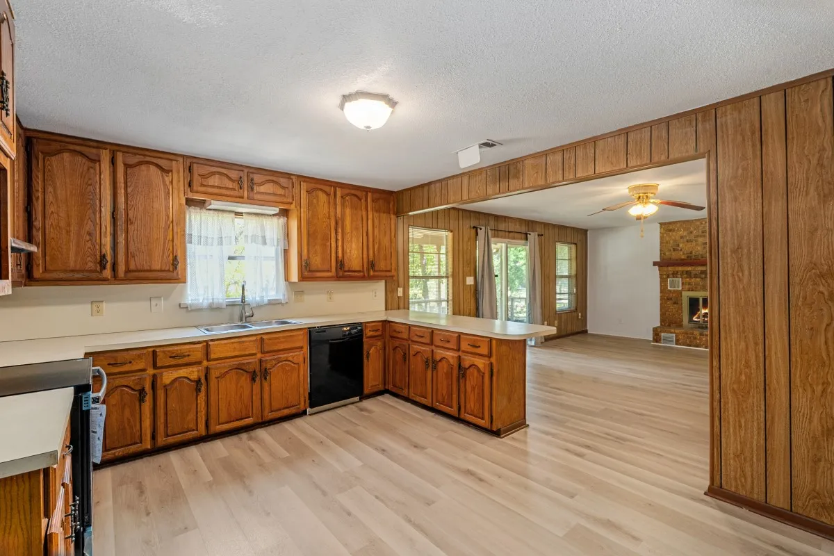 Single Family Residence For Sale in Henderson County , 2105 Lakeview Drive, Mabank, Texas 75156, 2 Bedroom, 2 Bathroom, 2 Garage spaces, 1,280 Sqft, built in 1981, mls#21355435, Real Estate Agent in Mabank, Homes For Sale in Henderson county, Homes For Sale in Mabank, Realtor in Mabank Texas, Real Estate Brokerage Independent Realty Texas, Luminita Cordes Realtor