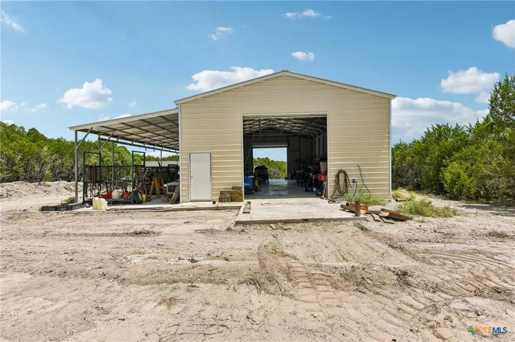 Single Family Residence For Sale in Burnet County , 4211 County Road 103, Lampasas, Texas 76550, 5 Bedroom, 3 Bathroom, 1 Garage spaces, 3,220 Sqft, built in 2024, mls#21355630, Real Estate Agent in Lampasas, Homes For Sale in Burnet county, Homes For Sale in Lampasas, Realtor in Lampasas Texas, Real Estate Brokerage Independent Realty Texas, Luminita Cordes Realtor