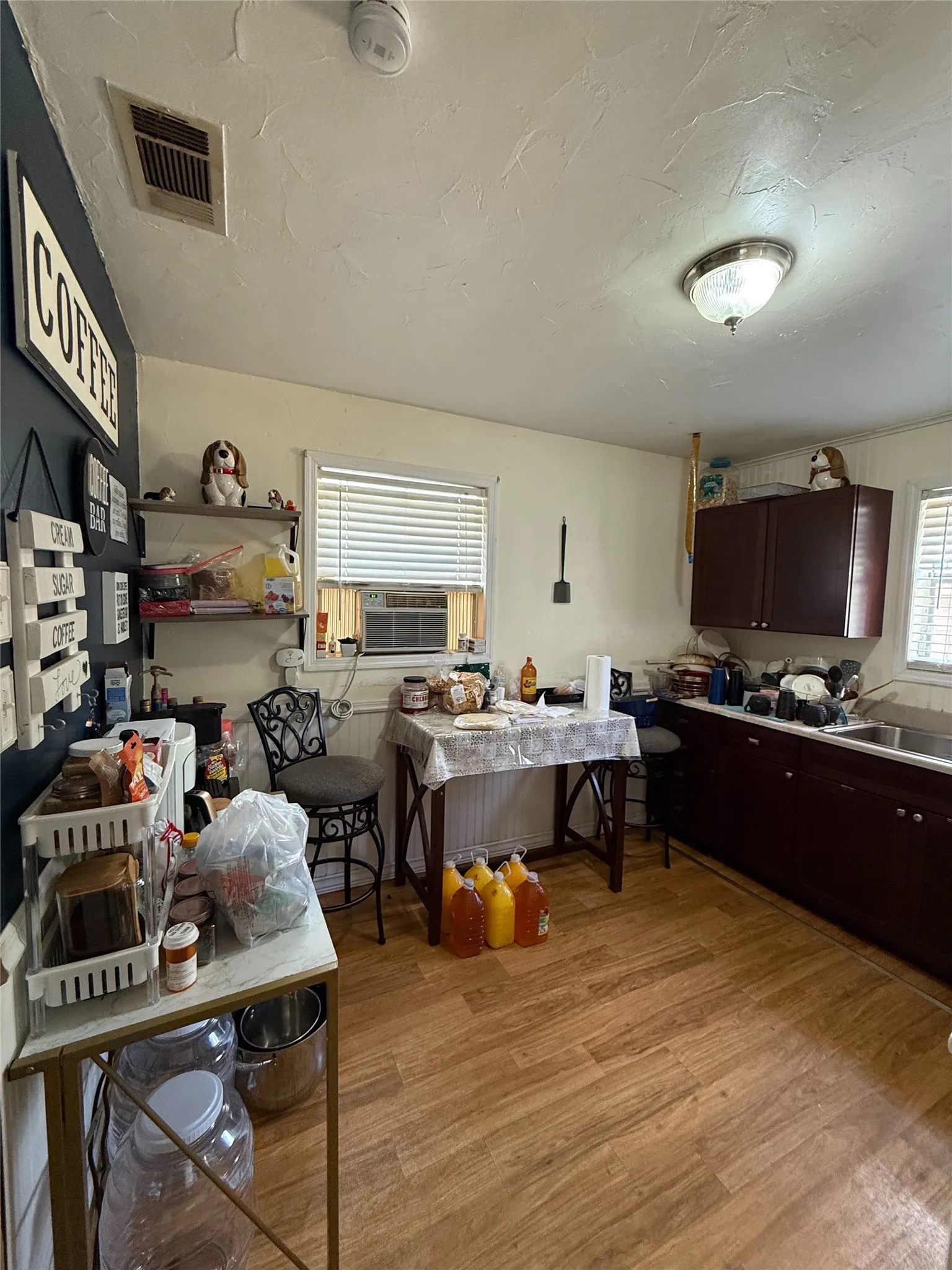 Single Family Residence For Sale in Tarrant County , 2118 Roosevelt Avenue, Fort Worth, Texas 76164, 2 Bedroom, 1 Bathroom, Garage spaces, 864 Sqft, built in 1925, mls#21356575, Real Estate Agent in Fort Worth, Homes For Sale in Tarrant county, Homes For Sale in Fort Worth, Realtor in Fort Worth Texas, Real Estate Brokerage Independent Realty Texas, Luminita Cordes Realtor