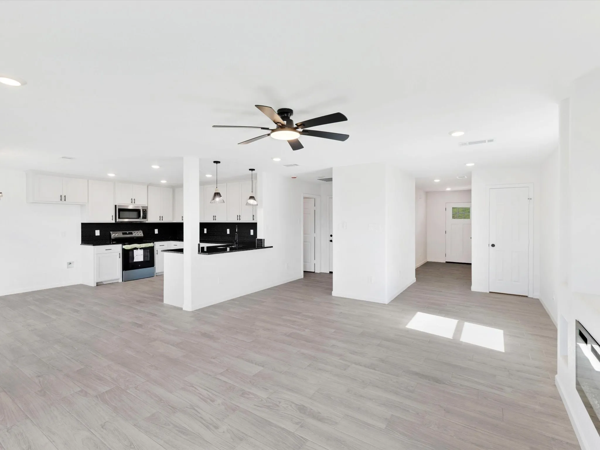 Single Family Residence For Sale in Hood County , 1208 Ridgeview Circle, Granbury, Texas 76048, 3 Bedroom, 3 Bathroom, 2 Garage spaces, 2,242 Sqft, built in 2026, mls#21349136, Real Estate Agent in Granbury, Homes For Sale in Hood county, Homes For Sale in Granbury, Realtor in Granbury Texas, Real Estate Brokerage Independent Realty Texas, Luminita Cordes Realtor