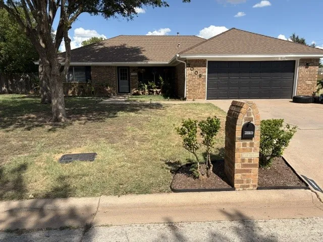 Single Family Residence For Sale in Taylor County , 3009 Button Willow Parkway, Abilene, Texas 79606, 3 Bedroom, 2 Bathroom, 2 Garage spaces, 1,670 Sqft, built in 1981, mls#21355471, Real Estate Agent in Abilene, Homes For Sale in Taylor county, Homes For Sale in Abilene, Realtor in Abilene Texas, Real Estate Brokerage Independent Realty Texas, Luminita Cordes Realtor