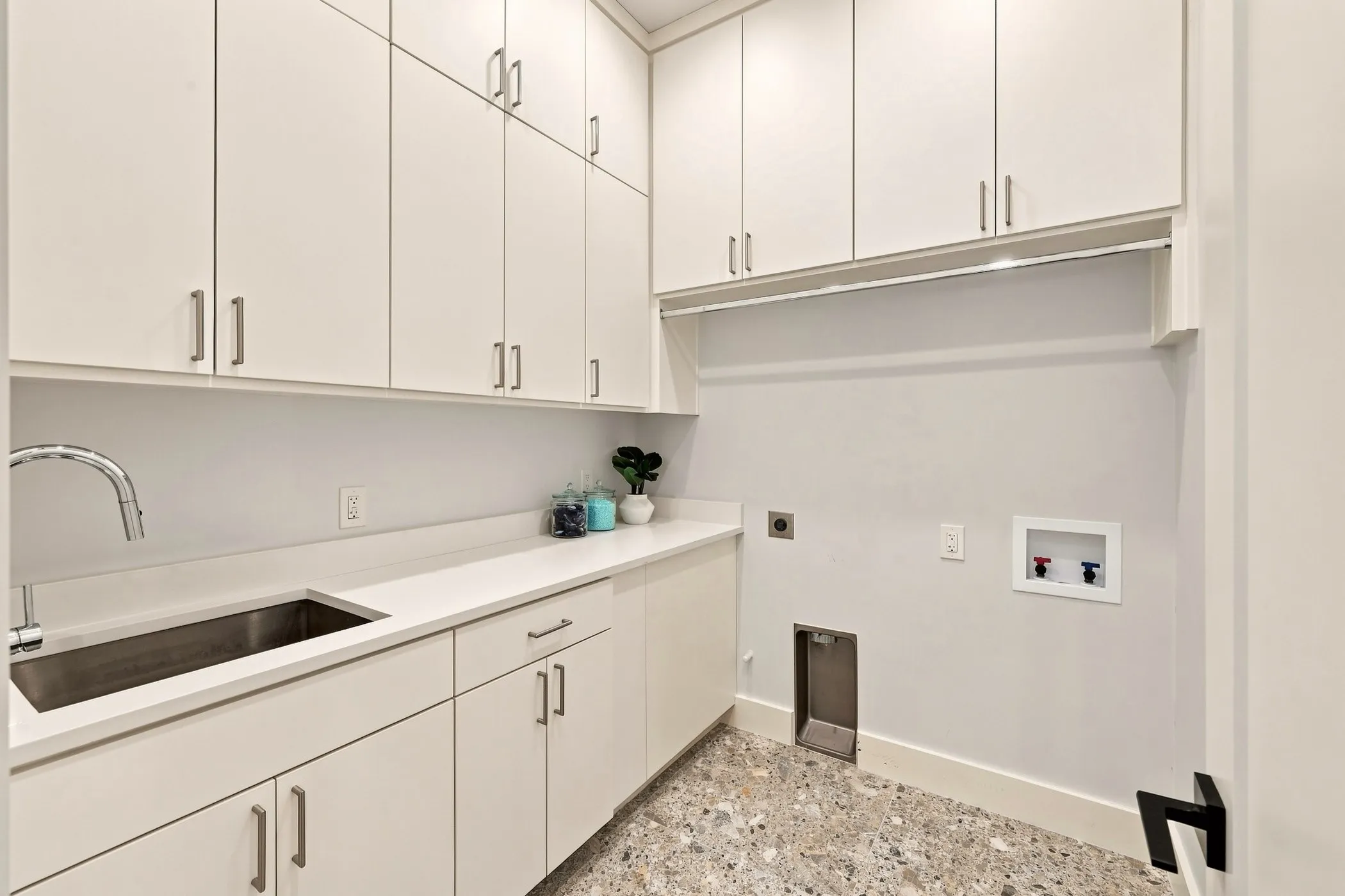 Single Family Residence For Sale in Dallas County , 6939 Southridge Drive, Dallas, Texas 75214, 4 Bedroom, 5 Bathroom, 2 Garage spaces, 3,511 Sqft, built in 1950, mls#21352679, Real Estate Agent in Dallas, Homes For Sale in Dallas county, Homes For Sale in Dallas, Realtor in Dallas Texas, Real Estate Brokerage Independent Realty Texas, Luminita Cordes Realtor