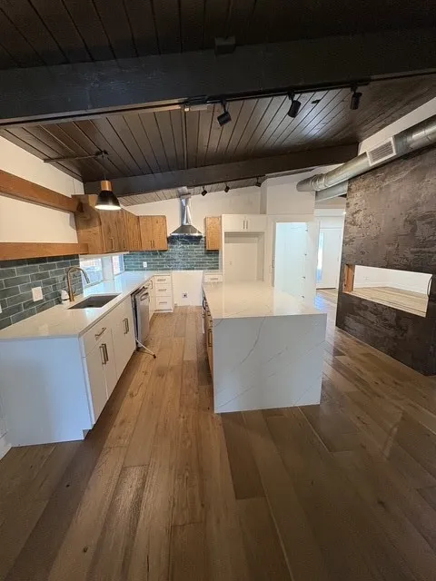 Kitchen with quartz countertops. Large island.