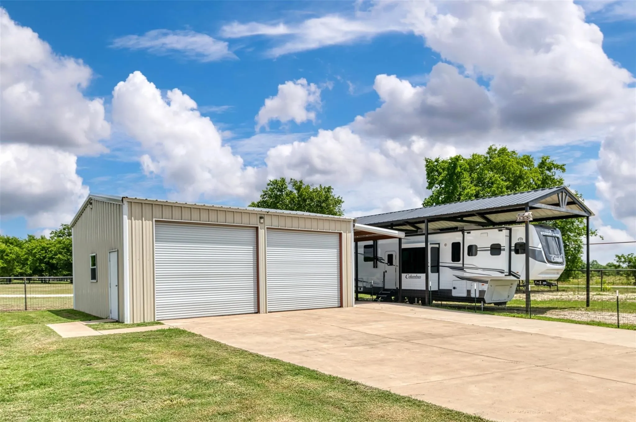 Single Family Residence For Sale in Fannin County , 220 Hidden Meadow Trail, Leonard, Texas 75452, 3 Bedroom, 2 Bathroom, 4 Garage spaces, 1,954 Sqft, built in 2021, mls#21351944, Real Estate Agent in Leonard, Homes For Sale in Fannin county, Homes For Sale in Leonard, Realtor in Leonard Texas, Real Estate Brokerage Independent Realty Texas, Luminita Cordes Realtor