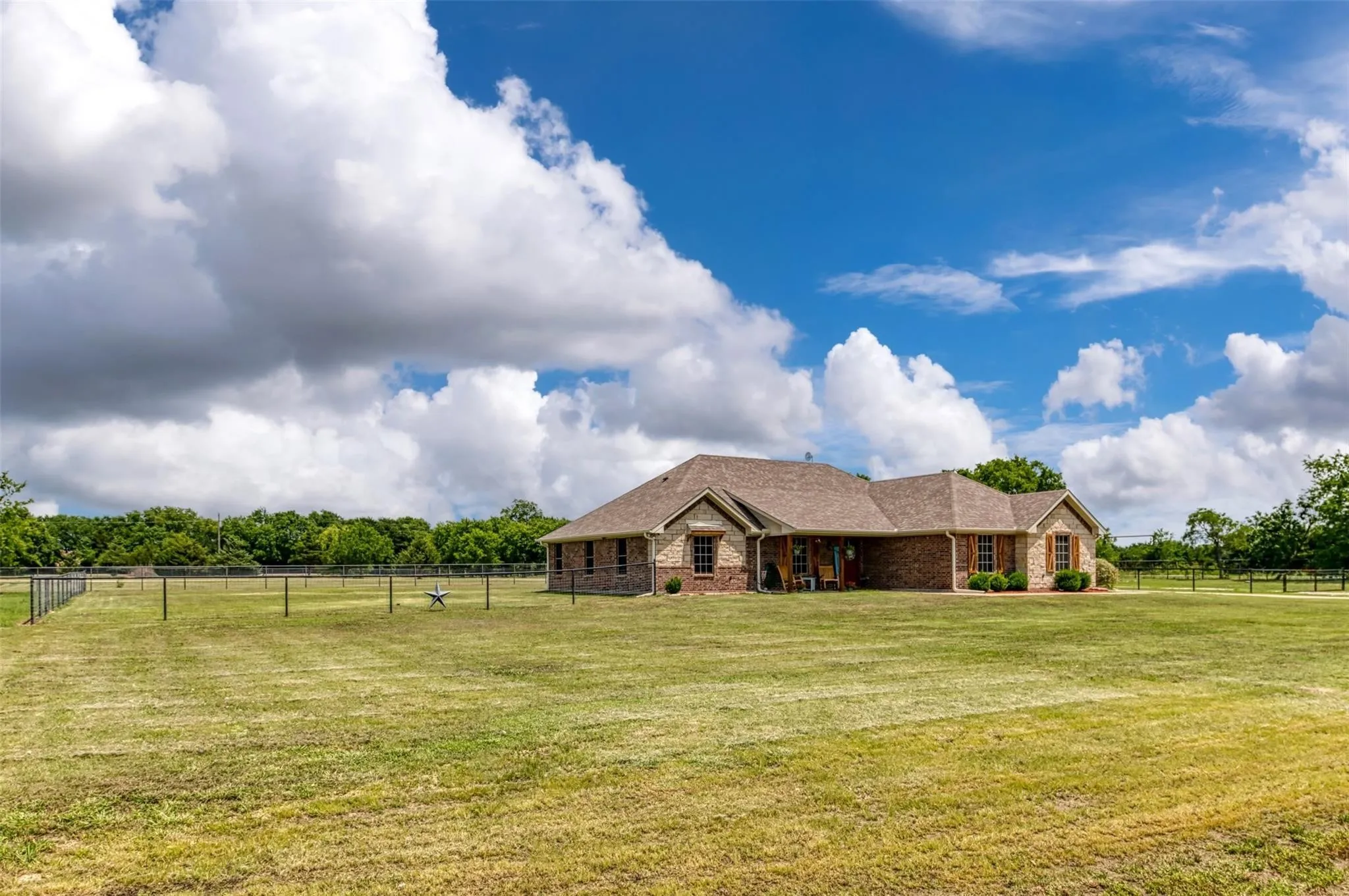 Single Family Residence For Sale in Fannin County , 220 Hidden Meadow Trail, Leonard, Texas 75452, 3 Bedroom, 2 Bathroom, 4 Garage spaces, 1,954 Sqft, built in 2021, mls#21351944, Real Estate Agent in Leonard, Homes For Sale in Fannin county, Homes For Sale in Leonard, Realtor in Leonard Texas, Real Estate Brokerage Independent Realty Texas, Luminita Cordes Realtor