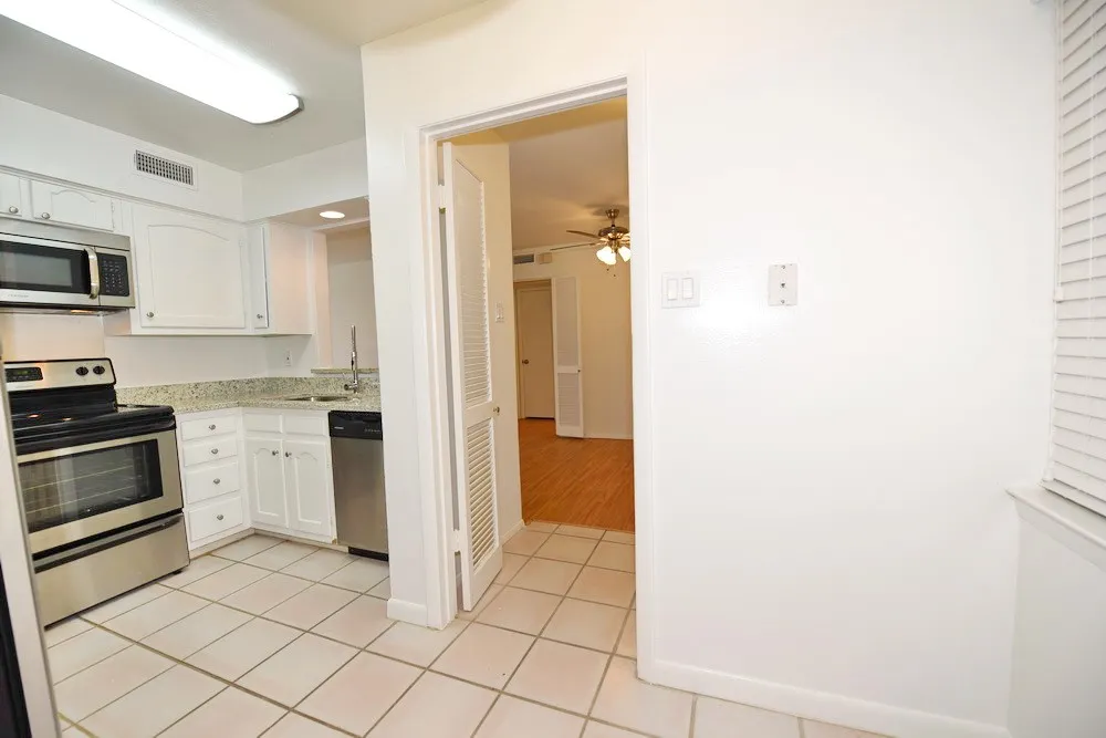Condominium For Rent in Dallas County , 4818 Cole Avenue 104, Dallas, Texas 75205, 1 Bedroom, 1 Bathroom, Garage spaces, 658 Sqft, built in 1963, mls#21356551, Real Estate Agent in Dallas, Homes For Rent in Dallas county, Homes For Rent in Dallas, Realtor in Dallas Texas, Real Estate Brokerage Independent Realty Texas, Luminita Cordes Realtor