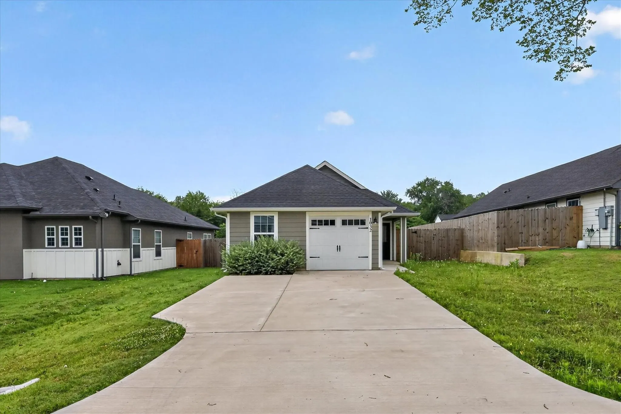 Single Family Residence For Rent in Grayson County , 1032 Ray Drive, Denison, Texas 75020, 3 Bedroom, 2 Bathroom, 1 Garage spaces, 1,248 Sqft, built in 2023, mls#21356620, Real Estate Agent in Denison, Homes For Rent in Grayson county, Homes For Rent in Denison, Realtor in Denison Texas, Real Estate Brokerage Independent Realty Texas, Luminita Cordes Realtor