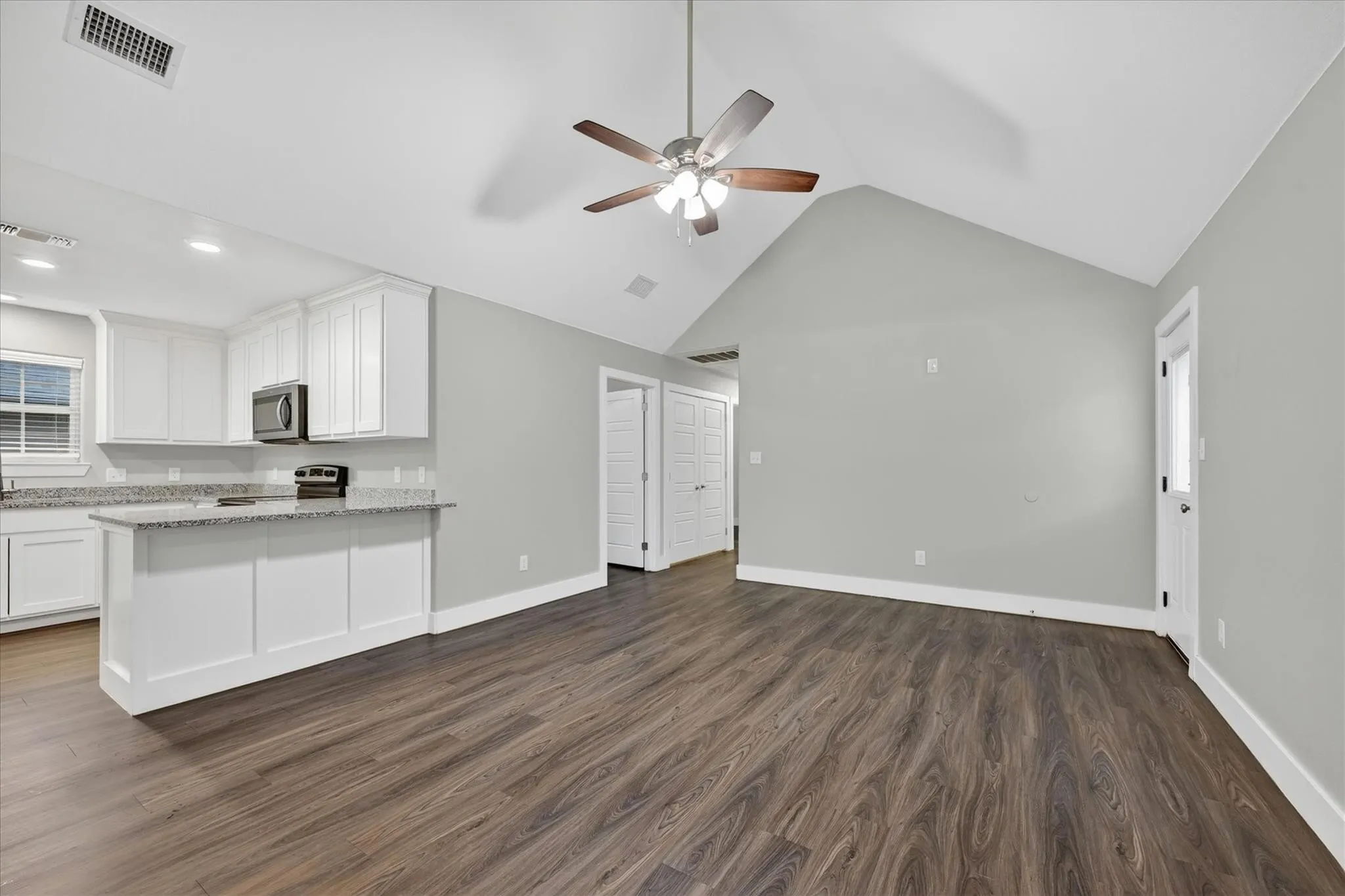 Single Family Residence For Rent in Grayson County , 1032 Ray Drive, Denison, Texas 75020, 3 Bedroom, 2 Bathroom, 1 Garage spaces, 1,248 Sqft, built in 2023, mls#21356620, Real Estate Agent in Denison, Homes For Rent in Grayson county, Homes For Rent in Denison, Realtor in Denison Texas, Real Estate Brokerage Independent Realty Texas, Luminita Cordes Realtor