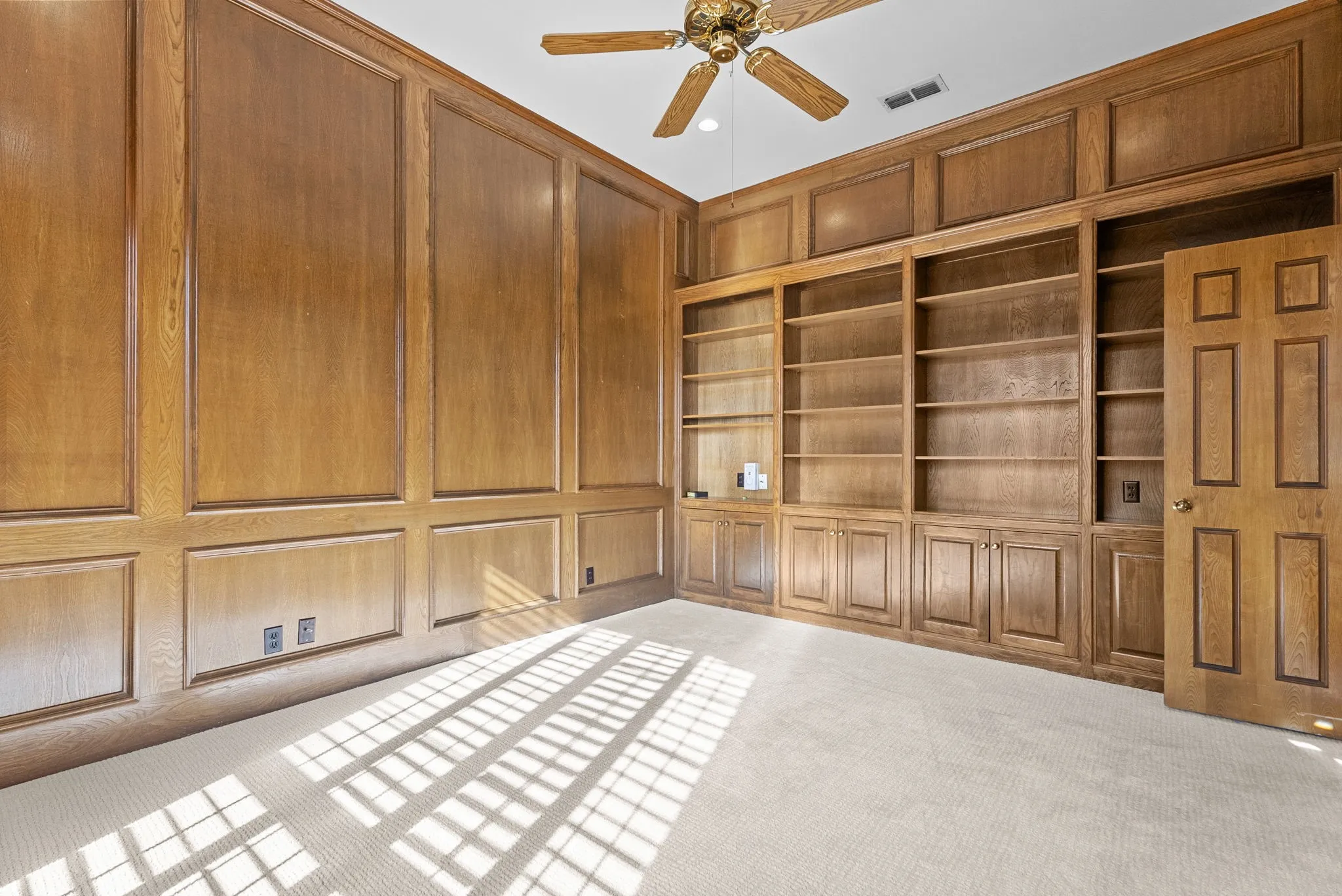Single Family Residence For Sale in Smith County , 1807 Royal Oak Drive, Tyler, Texas 75703, 4 Bedroom, 3 Bathroom, 3 Garage spaces, 3,362 Sqft, built in 1987, Price $570,000, mls#21300638, Real Estate Agent in Tyler, Homes For Sale in Smith county, Homes For Sale in Tyler, Realtor in Tyler Texas, Real Estate Brokerage Independent Realty Texas, Luminita Cordes Realtor