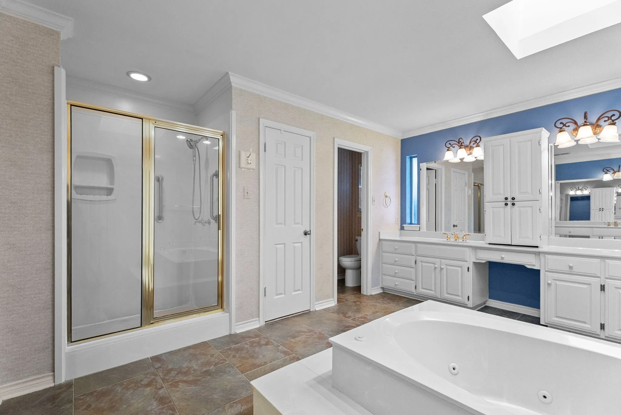 Single Family Residence For Sale in Smith County , 1807 Royal Oak Drive, Tyler, Texas 75703, 4 Bedroom, 3 Bathroom, 3 Garage spaces, 3,362 Sqft, built in 1987, Price $570,000, mls#21300638, Real Estate Agent in Tyler, Homes For Sale in Smith county, Homes For Sale in Tyler, Realtor in Tyler Texas, Real Estate Brokerage Independent Realty Texas, Luminita Cordes Realtor