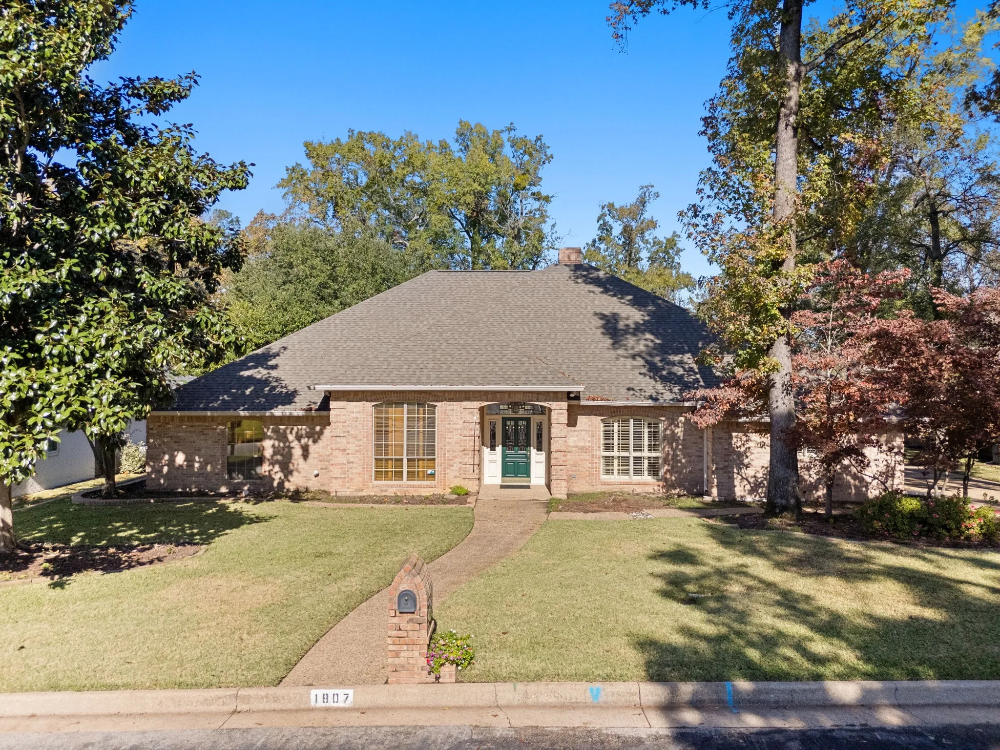 Single Family Residence For Sale in Smith County , 1807 Royal Oak Drive, Tyler, Texas 75703, 4 Bedroom, 3 Bathroom, 3 Garage spaces, 3,362 Sqft, built in 1987, Price $570,000, mls#21300638, Real Estate Agent in Tyler, Homes For Sale in Smith county, Homes For Sale in Tyler, Realtor in Tyler Texas, Real Estate Brokerage Independent Realty Texas, Luminita Cordes Realtor
