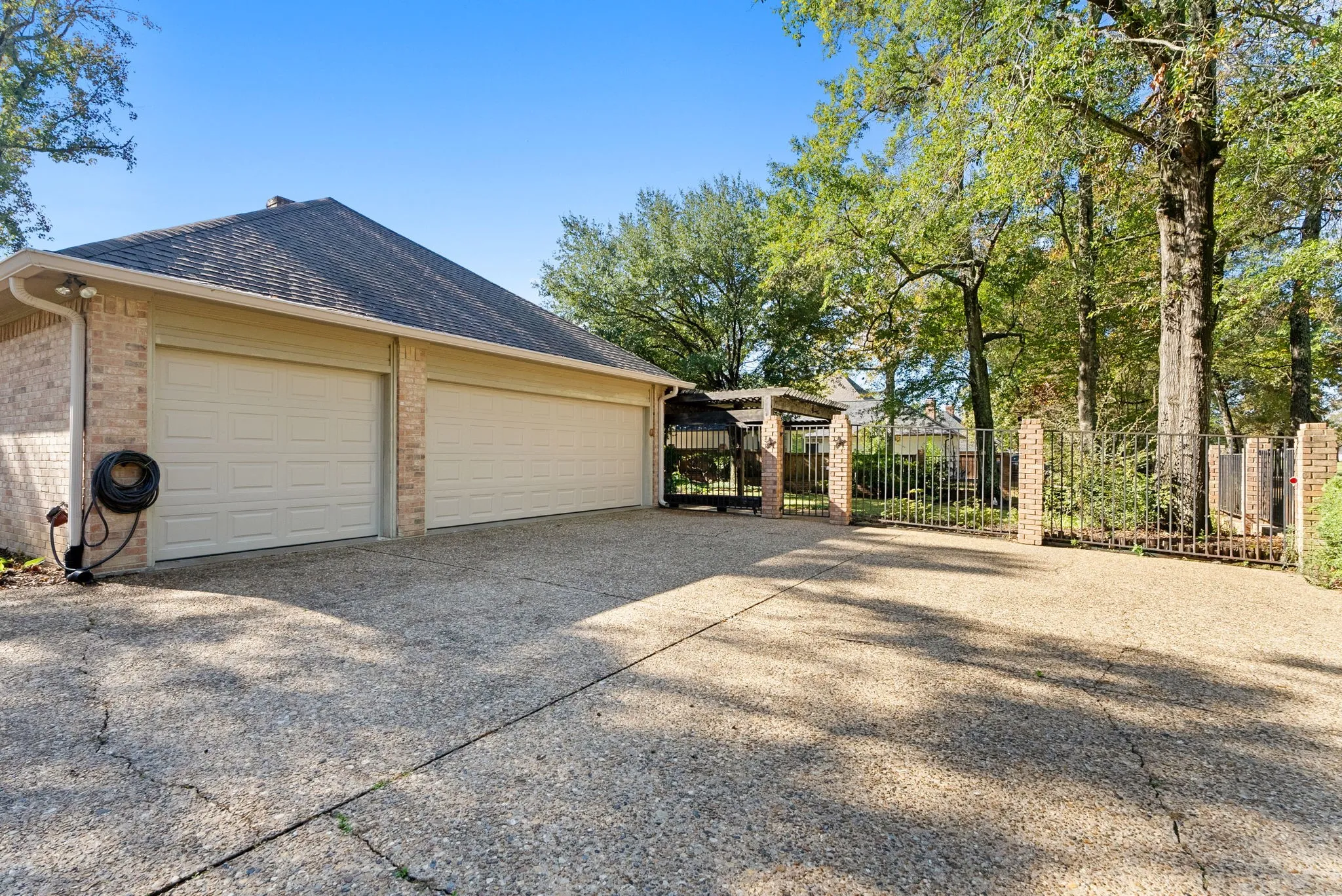 Single Family Residence For Sale in Smith County , 1807 Royal Oak Drive, Tyler, Texas 75703, 4 Bedroom, 3 Bathroom, 3 Garage spaces, 3,362 Sqft, built in 1987, Price $570,000, mls#21300638, Real Estate Agent in Tyler, Homes For Sale in Smith county, Homes For Sale in Tyler, Realtor in Tyler Texas, Real Estate Brokerage Independent Realty Texas, Luminita Cordes Realtor