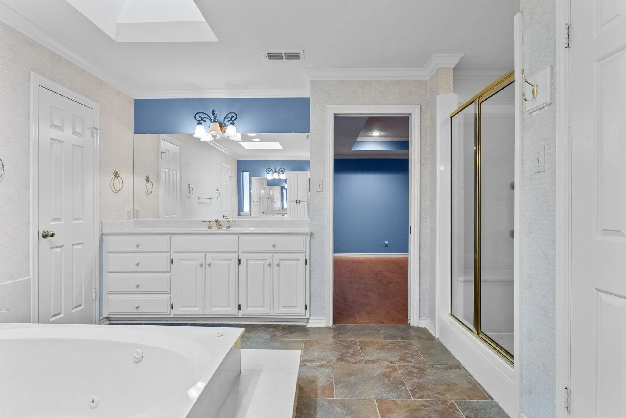 Single Family Residence For Sale in Smith County , 1807 Royal Oak Drive, Tyler, Texas 75703, 4 Bedroom, 3 Bathroom, 3 Garage spaces, 3,362 Sqft, built in 1987, Price $570,000, mls#21300638, Real Estate Agent in Tyler, Homes For Sale in Smith county, Homes For Sale in Tyler, Realtor in Tyler Texas, Real Estate Brokerage Independent Realty Texas, Luminita Cordes Realtor