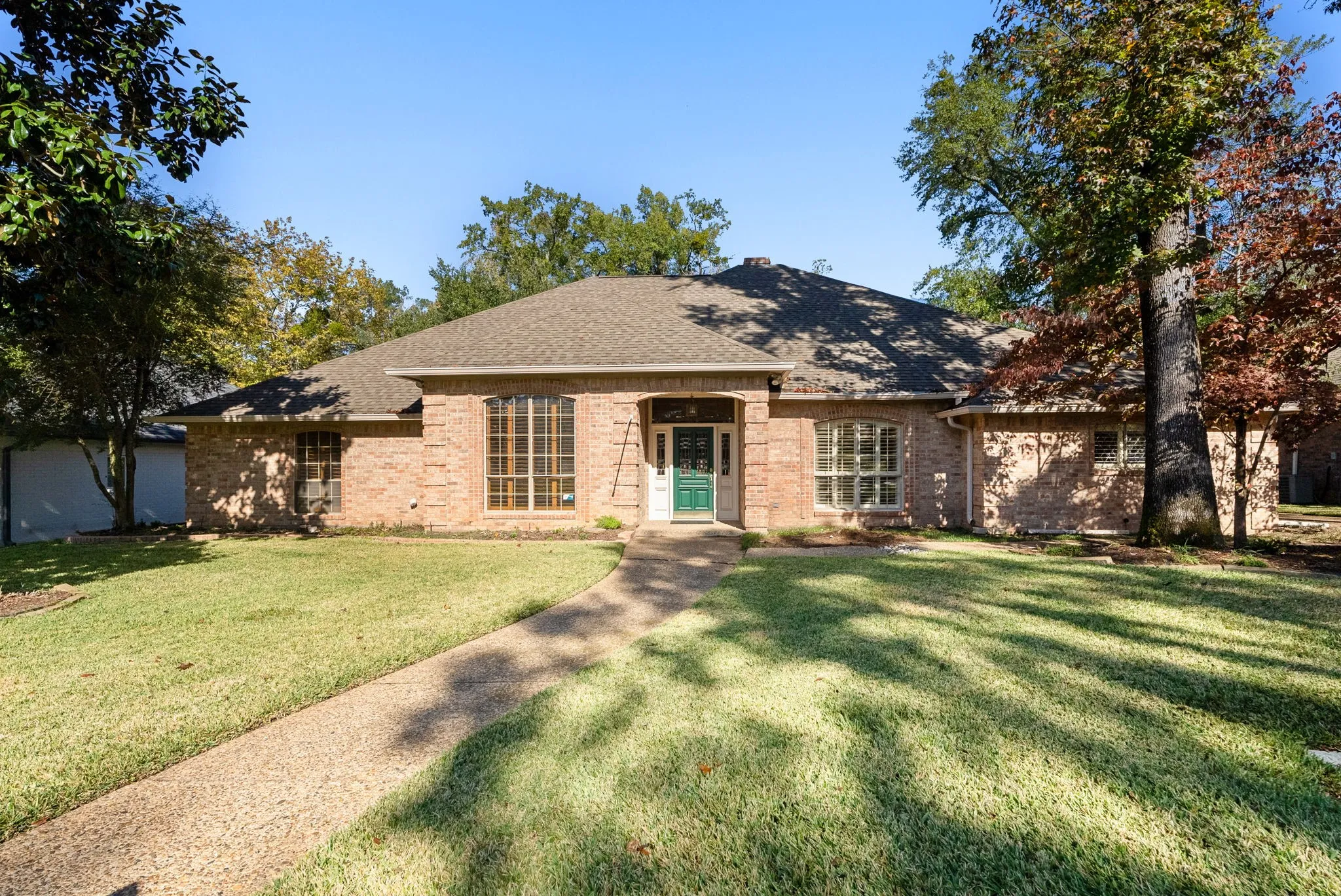 Single Family Residence For Sale in Smith County , 1807 Royal Oak Drive, Tyler, Texas 75703, 4 Bedroom, 3 Bathroom, 3 Garage spaces, 3,362 Sqft, built in 1987, Price $570,000, mls#21300638, Real Estate Agent in Tyler, Homes For Sale in Smith county, Homes For Sale in Tyler, Realtor in Tyler Texas, Real Estate Brokerage Independent Realty Texas, Luminita Cordes Realtor