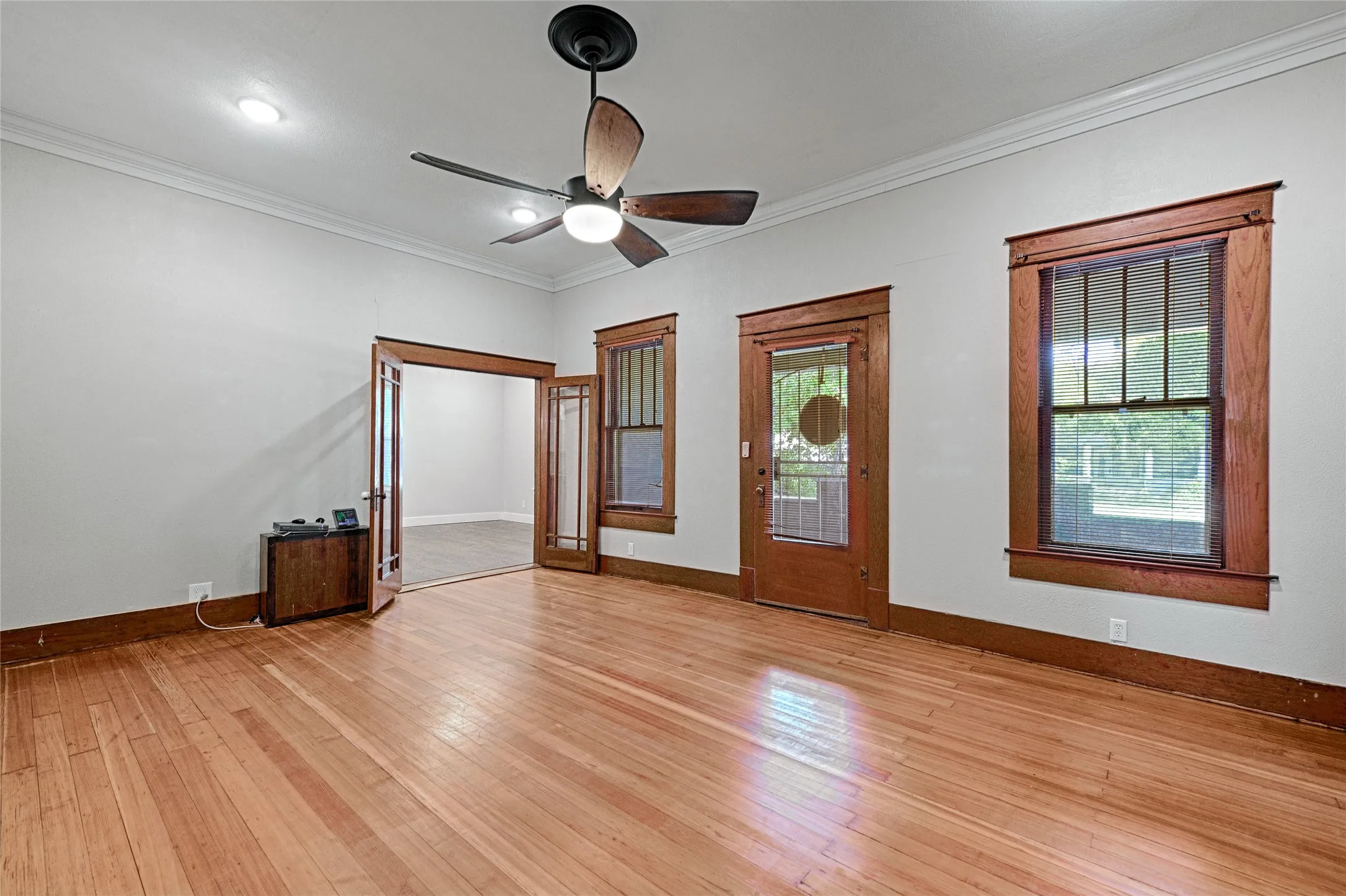 Single Family Residence For Sale in Grayson County , 309 W Walnut Street, Whitewright, Texas 75491, 3 Bedroom, 2 Bathroom, 1 Garage spaces, 2,180 Sqft, built in 1900, Price $389,900, mls#21356266, Real Estate Agent in Whitewright, Homes For Sale in Grayson county, Homes For Sale in Whitewright, Realtor in Whitewright Texas, Real Estate Brokerage Independent Realty Texas, Luminita Cordes Realtor