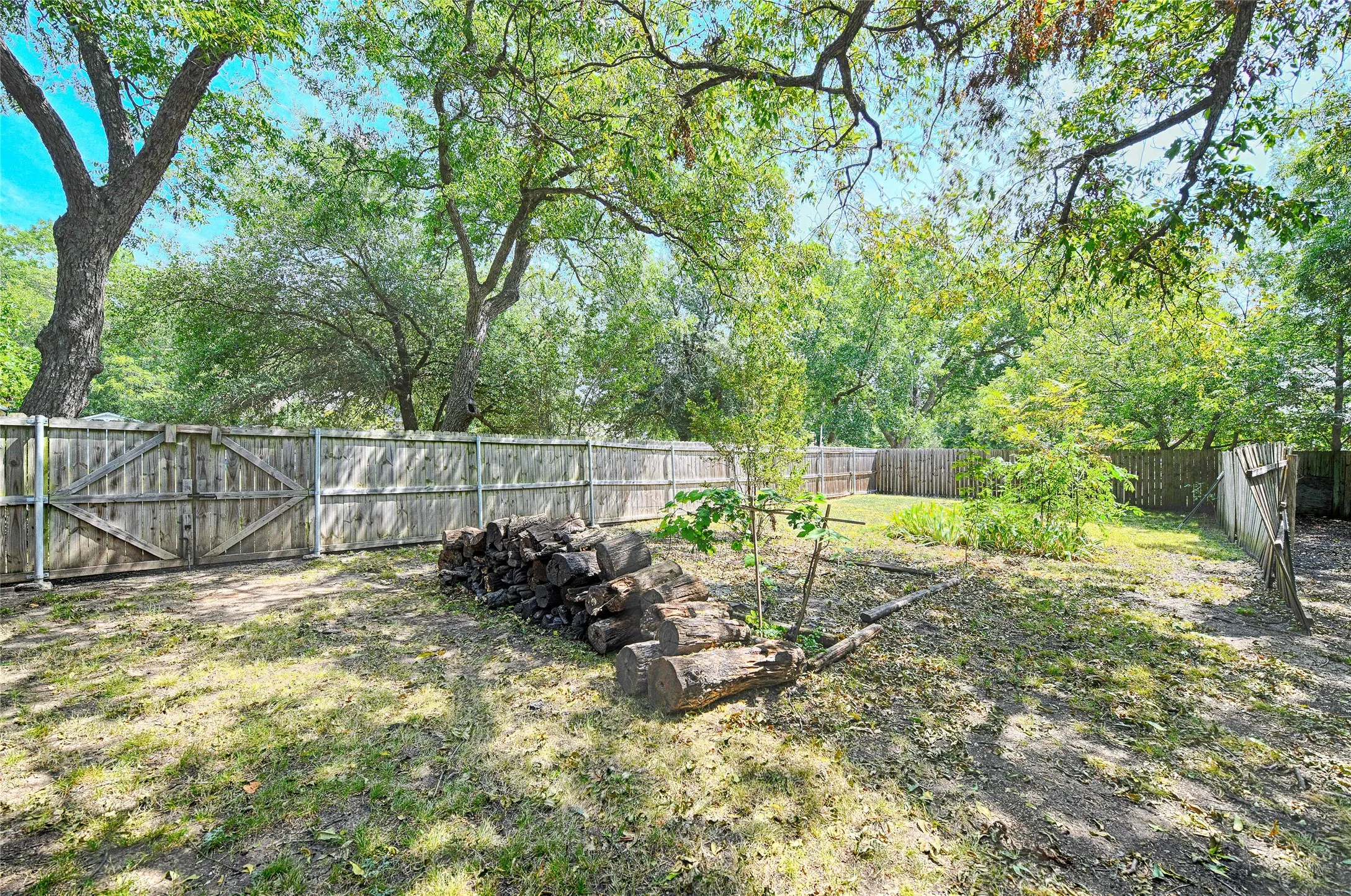 Single Family Residence For Sale in Grayson County , 309 W Walnut Street, Whitewright, Texas 75491, 3 Bedroom, 2 Bathroom, 1 Garage spaces, 2,180 Sqft, built in 1900, Price $389,900, mls#21356266, Real Estate Agent in Whitewright, Homes For Sale in Grayson county, Homes For Sale in Whitewright, Realtor in Whitewright Texas, Real Estate Brokerage Independent Realty Texas, Luminita Cordes Realtor