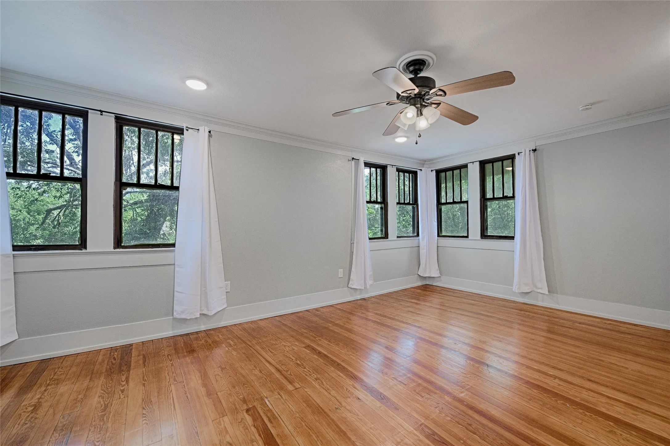 Single Family Residence For Sale in Grayson County , 309 W Walnut Street, Whitewright, Texas 75491, 3 Bedroom, 2 Bathroom, 1 Garage spaces, 2,180 Sqft, built in 1900, Price $389,900, mls#21356266, Real Estate Agent in Whitewright, Homes For Sale in Grayson county, Homes For Sale in Whitewright, Realtor in Whitewright Texas, Real Estate Brokerage Independent Realty Texas, Luminita Cordes Realtor