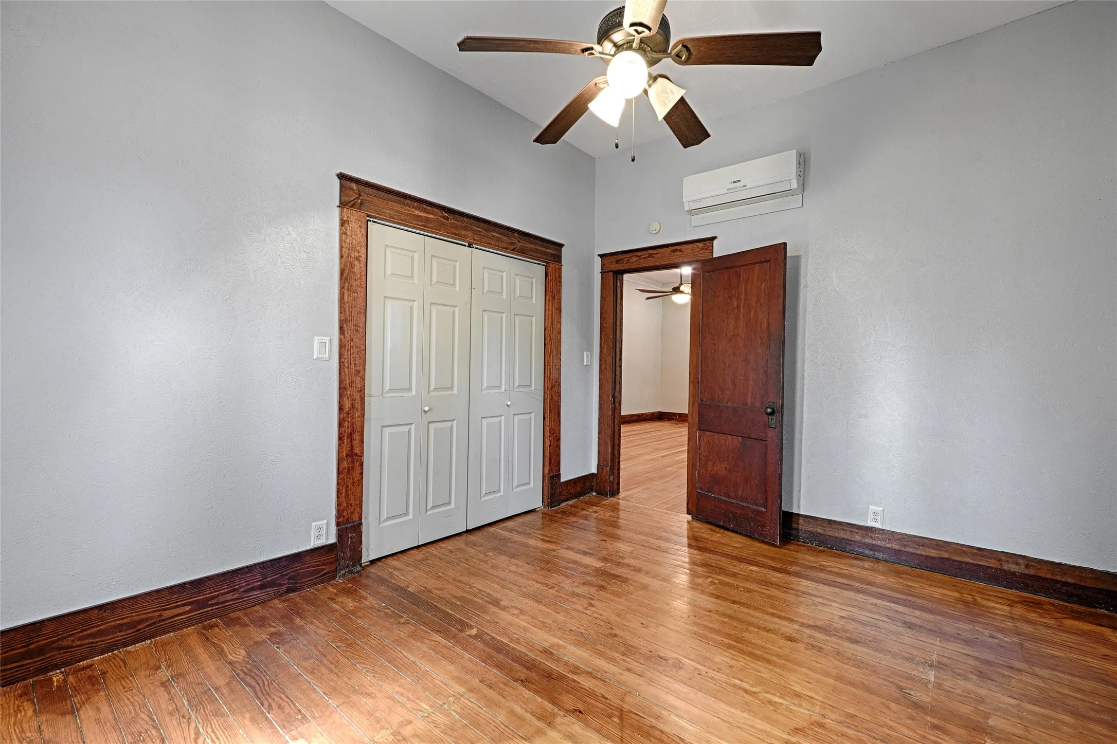 Single Family Residence For Sale in Grayson County , 309 W Walnut Street, Whitewright, Texas 75491, 3 Bedroom, 2 Bathroom, 1 Garage spaces, 2,180 Sqft, built in 1900, Price $389,900, mls#21356266, Real Estate Agent in Whitewright, Homes For Sale in Grayson county, Homes For Sale in Whitewright, Realtor in Whitewright Texas, Real Estate Brokerage Independent Realty Texas, Luminita Cordes Realtor