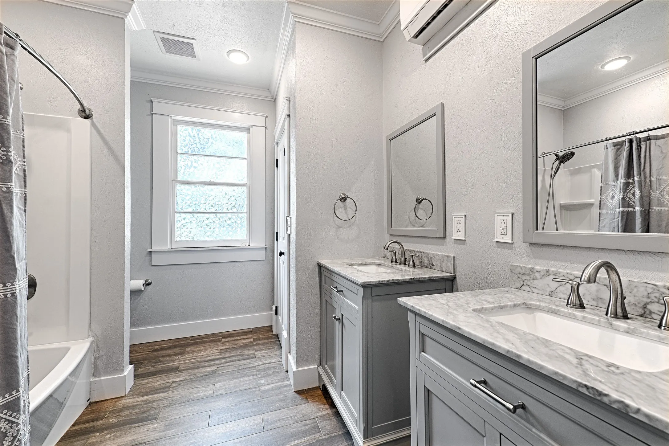 Single Family Residence For Sale in Grayson County , 309 W Walnut Street, Whitewright, Texas 75491, 3 Bedroom, 2 Bathroom, 1 Garage spaces, 2,180 Sqft, built in 1900, Price $389,900, mls#21356266, Real Estate Agent in Whitewright, Homes For Sale in Grayson county, Homes For Sale in Whitewright, Realtor in Whitewright Texas, Real Estate Brokerage Independent Realty Texas, Luminita Cordes Realtor