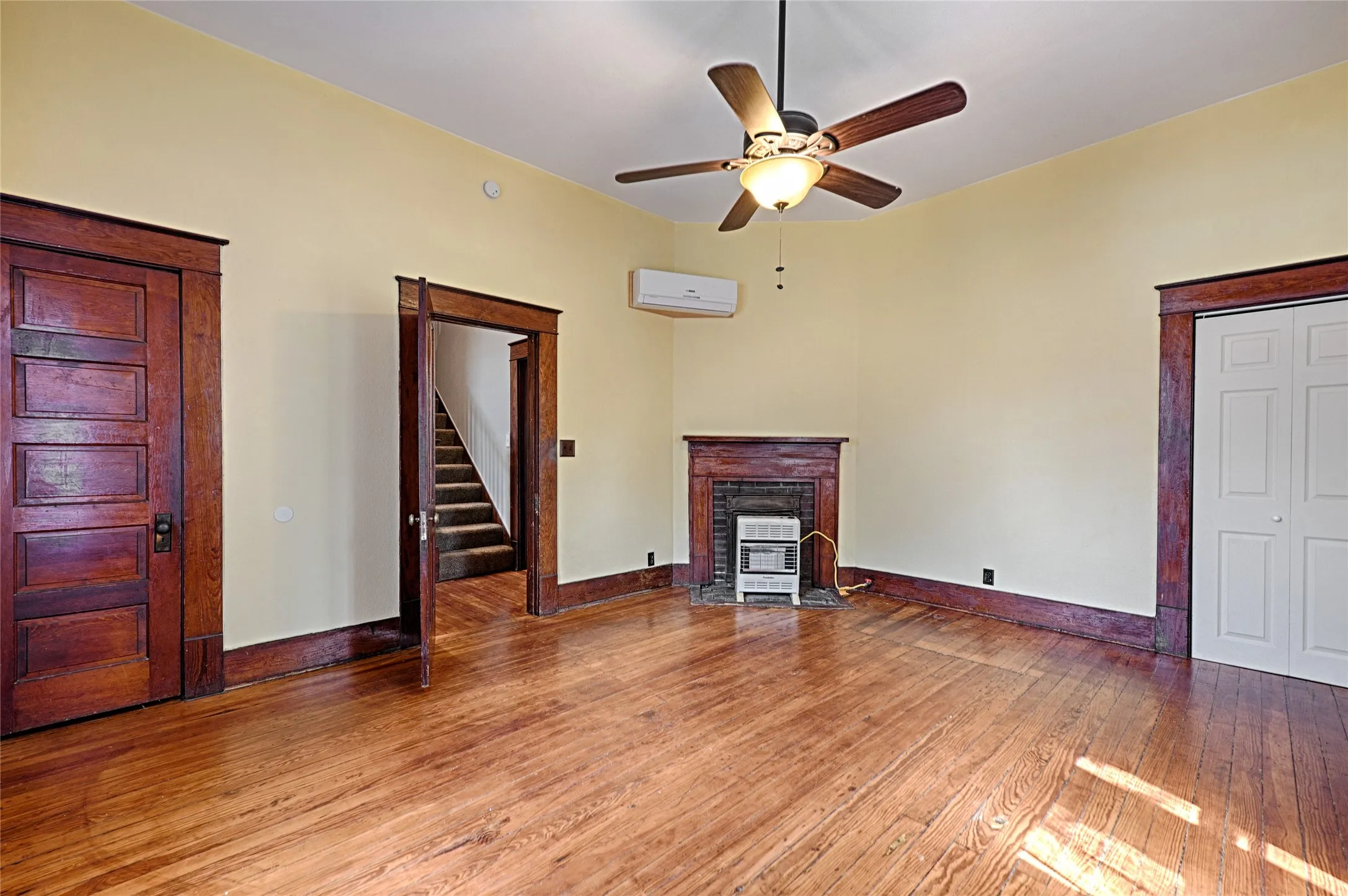 Single Family Residence For Sale in Grayson County , 309 W Walnut Street, Whitewright, Texas 75491, 3 Bedroom, 2 Bathroom, 1 Garage spaces, 2,180 Sqft, built in 1900, Price $389,900, mls#21356266, Real Estate Agent in Whitewright, Homes For Sale in Grayson county, Homes For Sale in Whitewright, Realtor in Whitewright Texas, Real Estate Brokerage Independent Realty Texas, Luminita Cordes Realtor