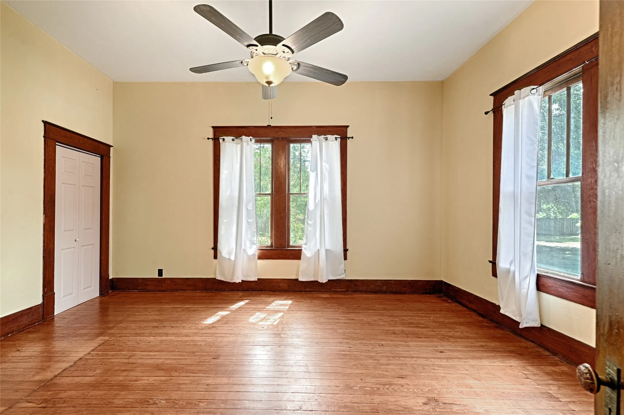 Single Family Residence For Sale in Grayson County , 309 W Walnut Street, Whitewright, Texas 75491, 3 Bedroom, 2 Bathroom, 1 Garage spaces, 2,180 Sqft, built in 1900, Price $389,900, mls#21356266, Real Estate Agent in Whitewright, Homes For Sale in Grayson county, Homes For Sale in Whitewright, Realtor in Whitewright Texas, Real Estate Brokerage Independent Realty Texas, Luminita Cordes Realtor