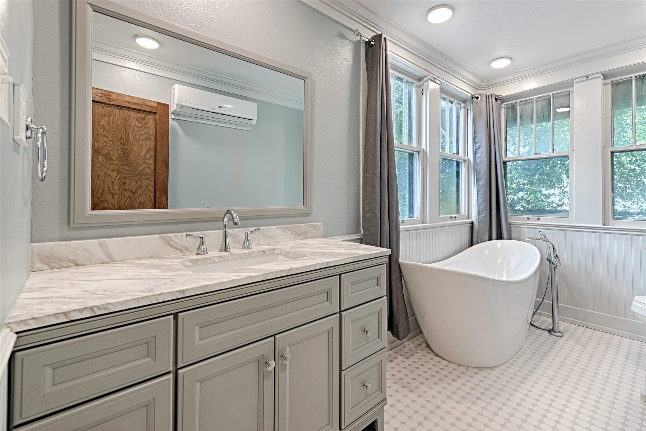 Single Family Residence For Sale in Grayson County , 309 W Walnut Street, Whitewright, Texas 75491, 3 Bedroom, 2 Bathroom, 1 Garage spaces, 2,180 Sqft, built in 1900, Price $389,900, mls#21356266, Real Estate Agent in Whitewright, Homes For Sale in Grayson county, Homes For Sale in Whitewright, Realtor in Whitewright Texas, Real Estate Brokerage Independent Realty Texas, Luminita Cordes Realtor