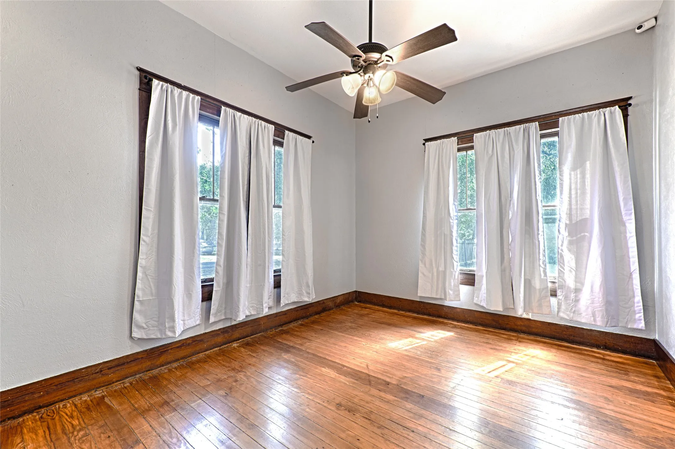 Single Family Residence For Sale in Grayson County , 309 W Walnut Street, Whitewright, Texas 75491, 3 Bedroom, 2 Bathroom, 1 Garage spaces, 2,180 Sqft, built in 1900, Price $389,900, mls#21356266, Real Estate Agent in Whitewright, Homes For Sale in Grayson county, Homes For Sale in Whitewright, Realtor in Whitewright Texas, Real Estate Brokerage Independent Realty Texas, Luminita Cordes Realtor