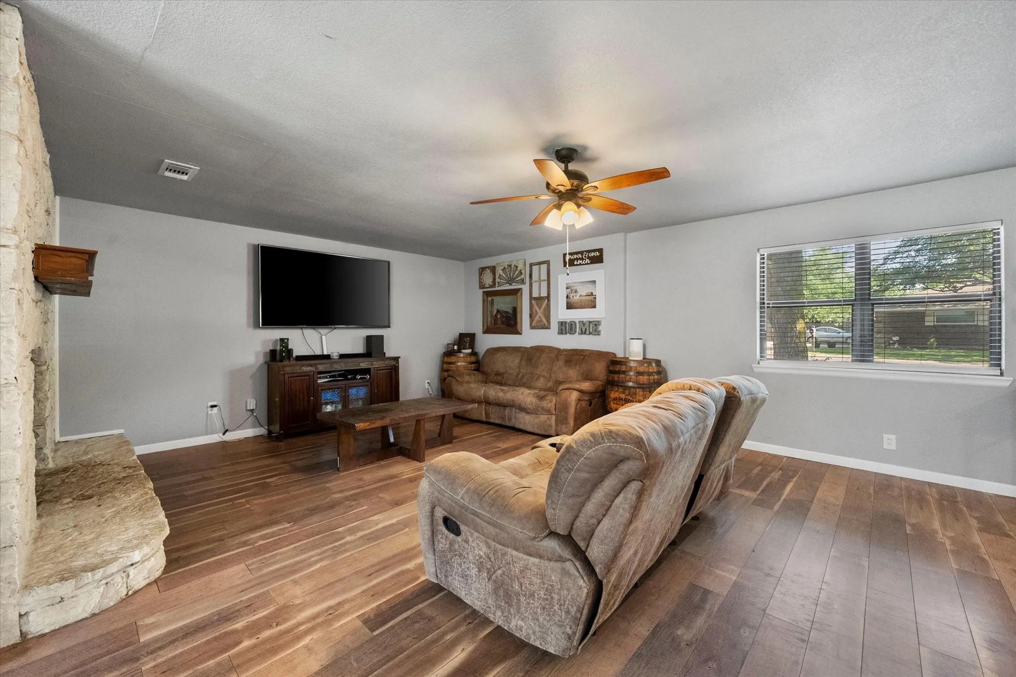 Single Family Residence For Sale in Johnson County , 202 Lone Star Street, Joshua, Texas 76058, 3 Bedroom, 2 Bathroom, 1 Garage spaces, 1,676 Sqft, built in 1972, mls#21356614, Real Estate Agent in Joshua, Homes For Sale in Johnson county, Homes For Sale in Joshua, Realtor in Joshua Texas, Real Estate Brokerage Independent Realty Texas, Luminita Cordes Realtor
