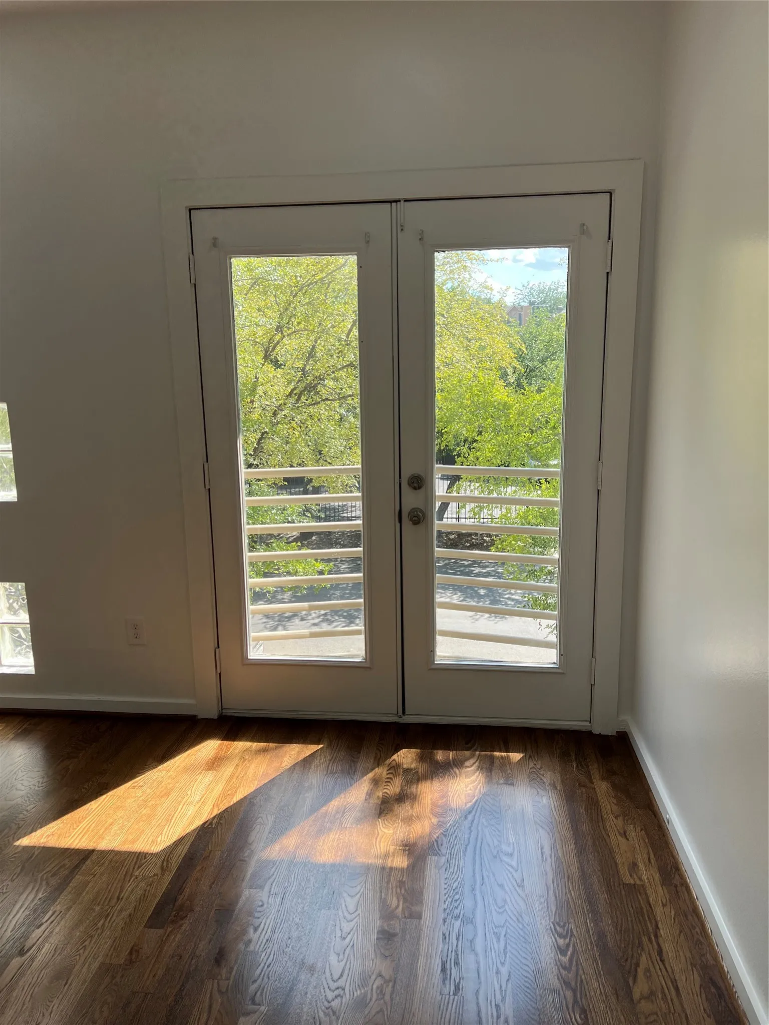 Townhouse For Sale in Dallas County , 4304 Gilbert Avenue, Dallas, Texas 75219, 3 Bedroom, 3 Bathroom, 2 Garage spaces, 1,957 Sqft, built in 1998, mls#21356645, Real Estate Agent in Dallas, Homes For Sale in Dallas county, Homes For Sale in Dallas, Realtor in Dallas Texas, Real Estate Brokerage Independent Realty Texas, Luminita Cordes Realtor