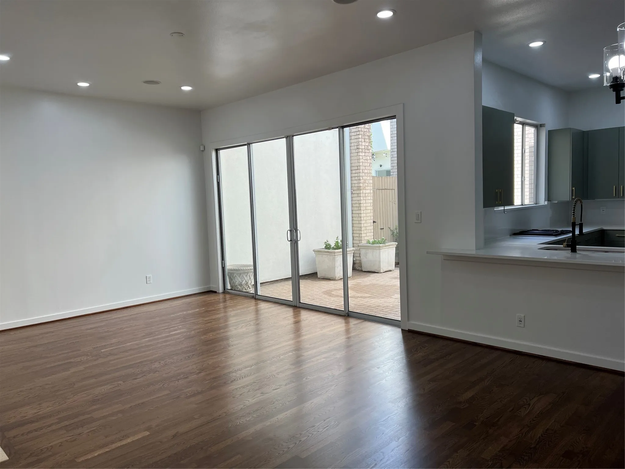 Townhouse For Sale in Dallas County , 4304 Gilbert Avenue, Dallas, Texas 75219, 3 Bedroom, 3 Bathroom, 2 Garage spaces, 1,957 Sqft, built in 1998, mls#21356645, Real Estate Agent in Dallas, Homes For Sale in Dallas county, Homes For Sale in Dallas, Realtor in Dallas Texas, Real Estate Brokerage Independent Realty Texas, Luminita Cordes Realtor