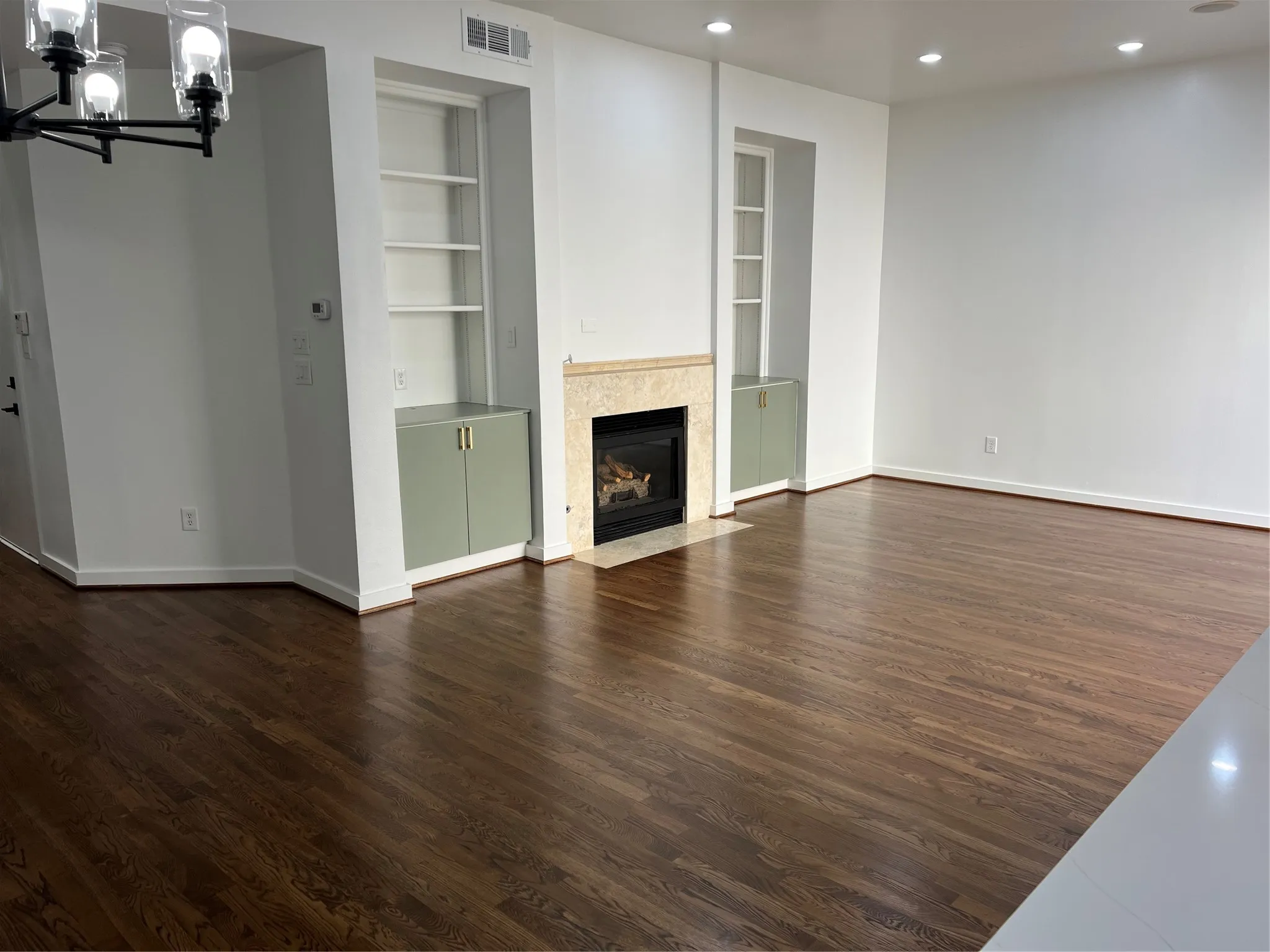 Townhouse For Sale in Dallas County , 4304 Gilbert Avenue, Dallas, Texas 75219, 3 Bedroom, 3 Bathroom, 2 Garage spaces, 1,957 Sqft, built in 1998, mls#21356645, Real Estate Agent in Dallas, Homes For Sale in Dallas county, Homes For Sale in Dallas, Realtor in Dallas Texas, Real Estate Brokerage Independent Realty Texas, Luminita Cordes Realtor