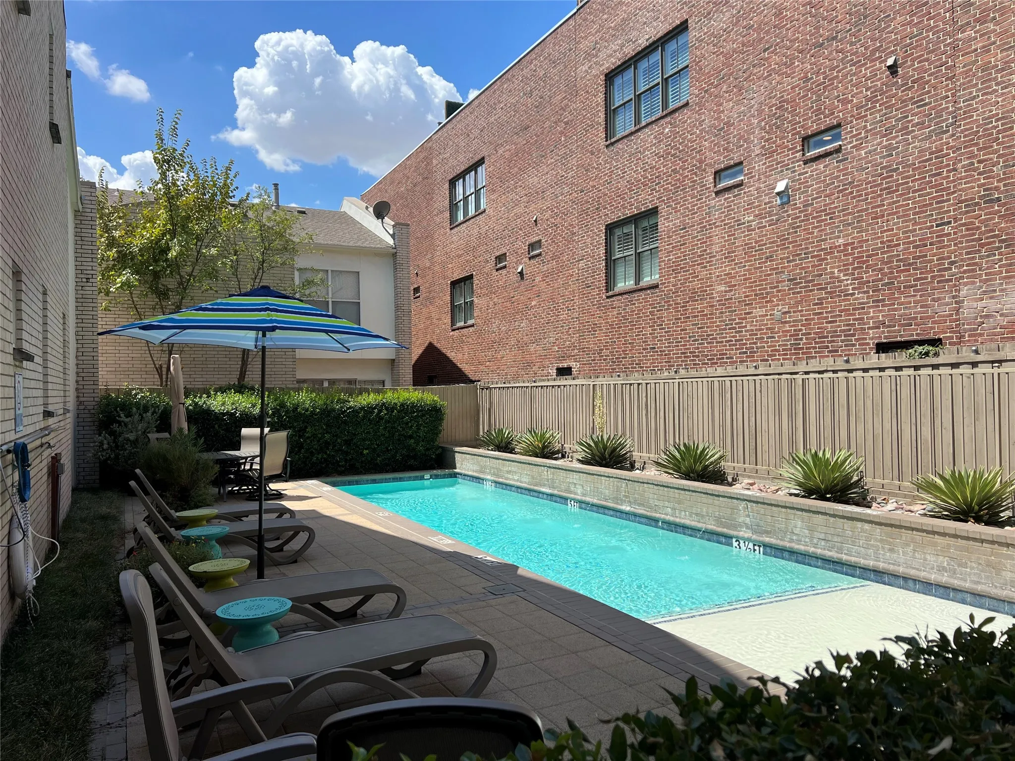 Townhouse For Sale in Dallas County , 4304 Gilbert Avenue, Dallas, Texas 75219, 3 Bedroom, 3 Bathroom, 2 Garage spaces, 1,957 Sqft, built in 1998, mls#21356645, Real Estate Agent in Dallas, Homes For Sale in Dallas county, Homes For Sale in Dallas, Realtor in Dallas Texas, Real Estate Brokerage Independent Realty Texas, Luminita Cordes Realtor