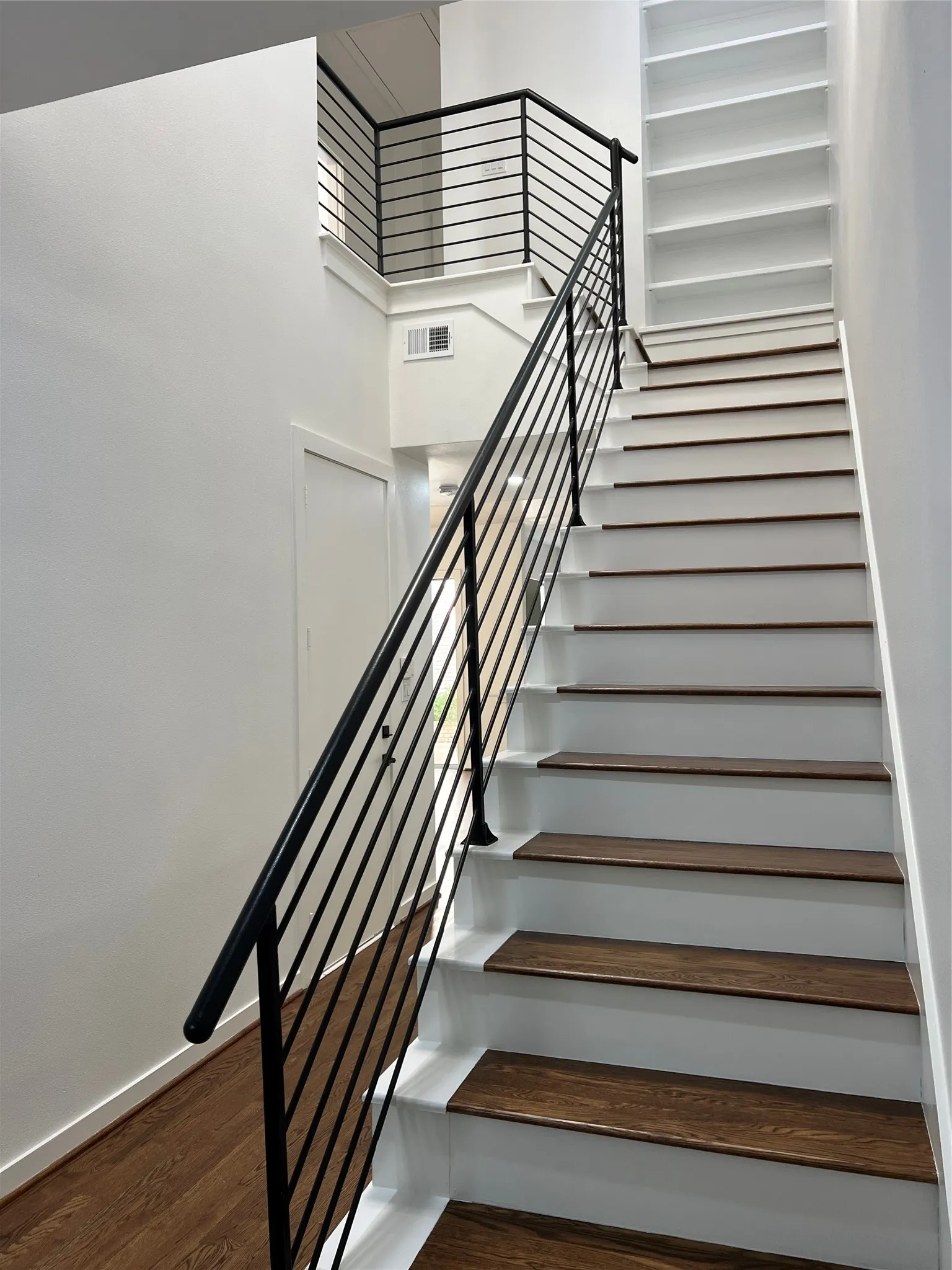 Townhouse For Sale in Dallas County , 4304 Gilbert Avenue, Dallas, Texas 75219, 3 Bedroom, 3 Bathroom, 2 Garage spaces, 1,957 Sqft, built in 1998, mls#21356645, Real Estate Agent in Dallas, Homes For Sale in Dallas county, Homes For Sale in Dallas, Realtor in Dallas Texas, Real Estate Brokerage Independent Realty Texas, Luminita Cordes Realtor