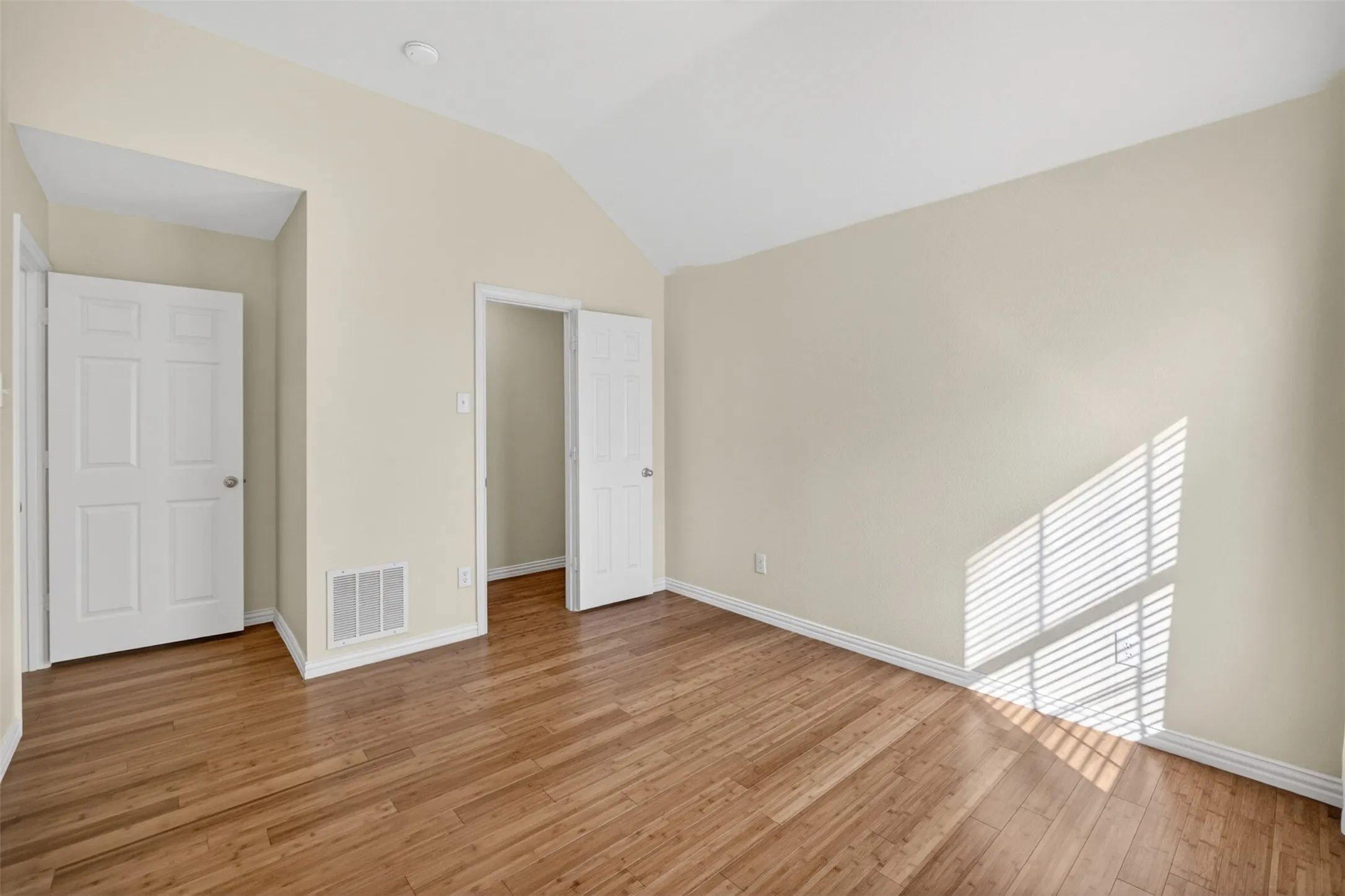 Single Family Residence For Rent in Tarrant County , 2616 Cove Drive, Grand Prairie, Texas 75054, 4 Bedroom, 4 Bathroom, 2 Garage spaces, 2,840 Sqft, built in 2005, mls#21356648, Real Estate Agent in Grand Prairie, Homes For Rent in Tarrant county, Homes For Rent in Grand Prairie, Realtor in Grand Prairie Texas, Real Estate Brokerage Independent Realty Texas, Luminita Cordes Realtor