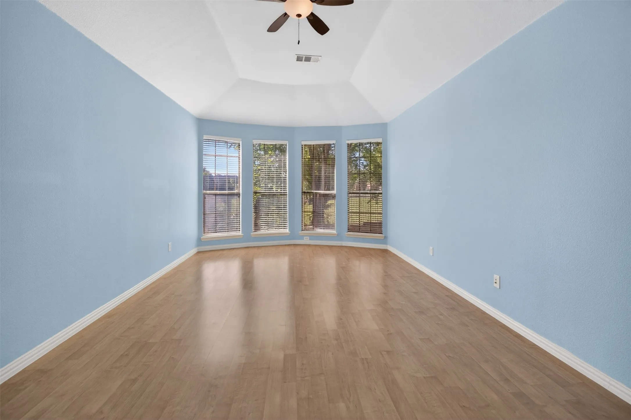 Single Family Residence For Rent in Tarrant County , 2616 Cove Drive, Grand Prairie, Texas 75054, 4 Bedroom, 4 Bathroom, 2 Garage spaces, 2,840 Sqft, built in 2005, mls#21356648, Real Estate Agent in Grand Prairie, Homes For Rent in Tarrant county, Homes For Rent in Grand Prairie, Realtor in Grand Prairie Texas, Real Estate Brokerage Independent Realty Texas, Luminita Cordes Realtor