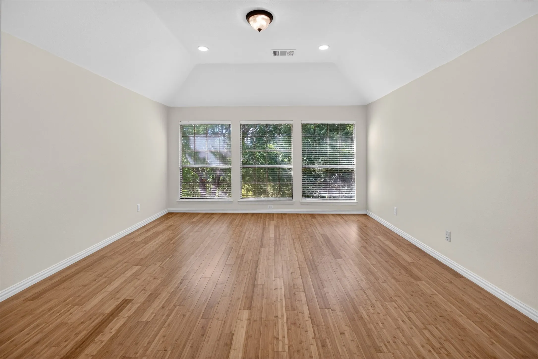 Single Family Residence For Rent in Tarrant County , 2616 Cove Drive, Grand Prairie, Texas 75054, 4 Bedroom, 4 Bathroom, 2 Garage spaces, 2,840 Sqft, built in 2005, mls#21356648, Real Estate Agent in Grand Prairie, Homes For Rent in Tarrant county, Homes For Rent in Grand Prairie, Realtor in Grand Prairie Texas, Real Estate Brokerage Independent Realty Texas, Luminita Cordes Realtor