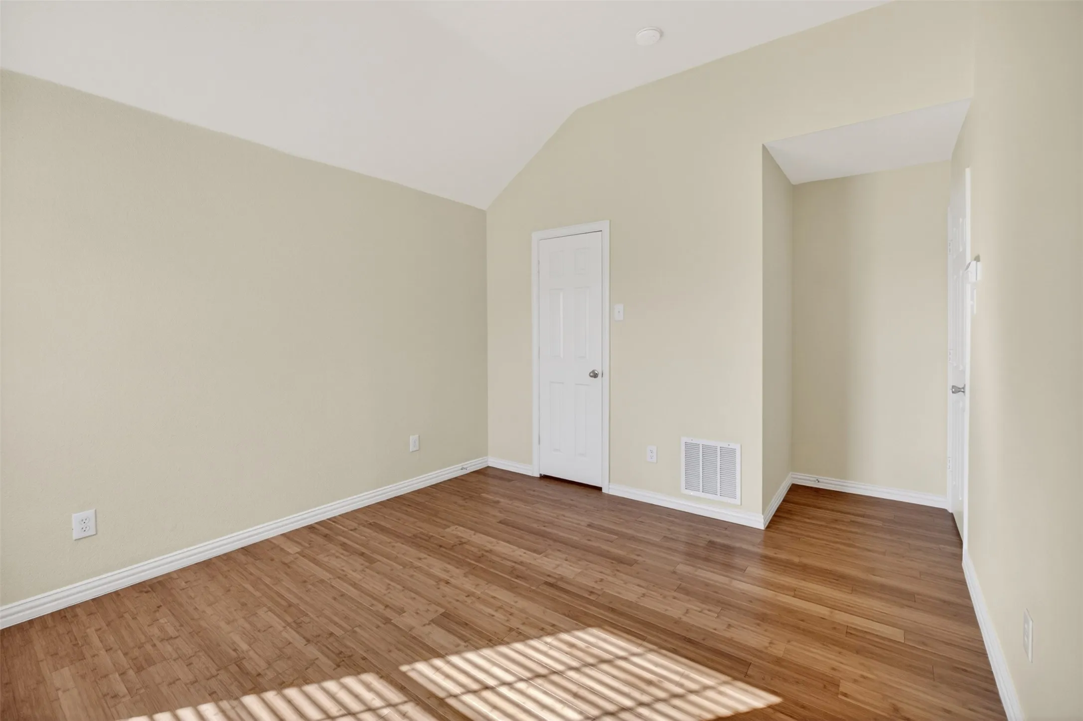 Single Family Residence For Rent in Tarrant County , 2616 Cove Drive, Grand Prairie, Texas 75054, 4 Bedroom, 4 Bathroom, 2 Garage spaces, 2,840 Sqft, built in 2005, mls#21356648, Real Estate Agent in Grand Prairie, Homes For Rent in Tarrant county, Homes For Rent in Grand Prairie, Realtor in Grand Prairie Texas, Real Estate Brokerage Independent Realty Texas, Luminita Cordes Realtor