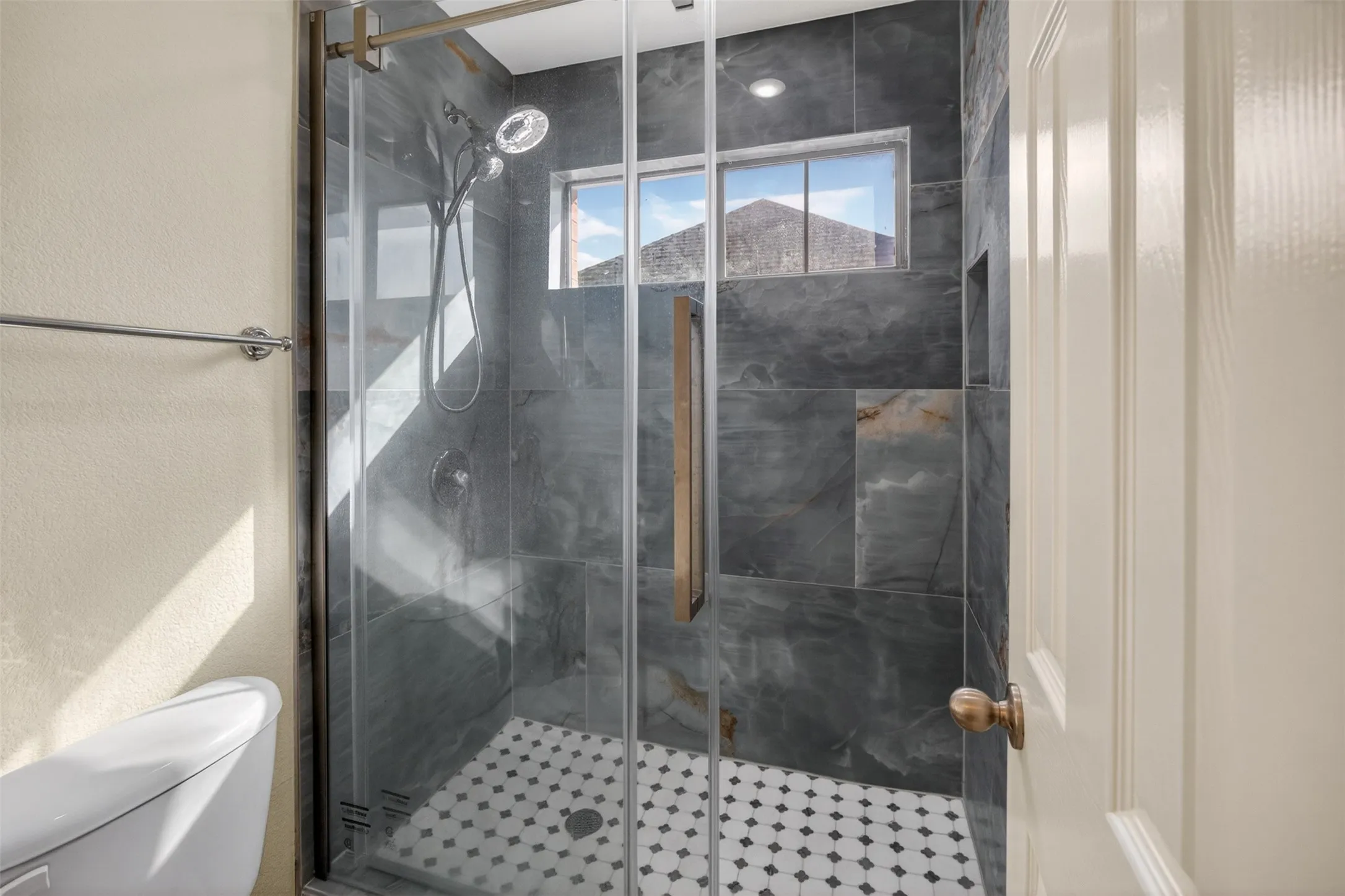Single Family Residence For Rent in Tarrant County , 2616 Cove Drive, Grand Prairie, Texas 75054, 4 Bedroom, 4 Bathroom, 2 Garage spaces, 2,840 Sqft, built in 2005, mls#21356648, Real Estate Agent in Grand Prairie, Homes For Rent in Tarrant county, Homes For Rent in Grand Prairie, Realtor in Grand Prairie Texas, Real Estate Brokerage Independent Realty Texas, Luminita Cordes Realtor