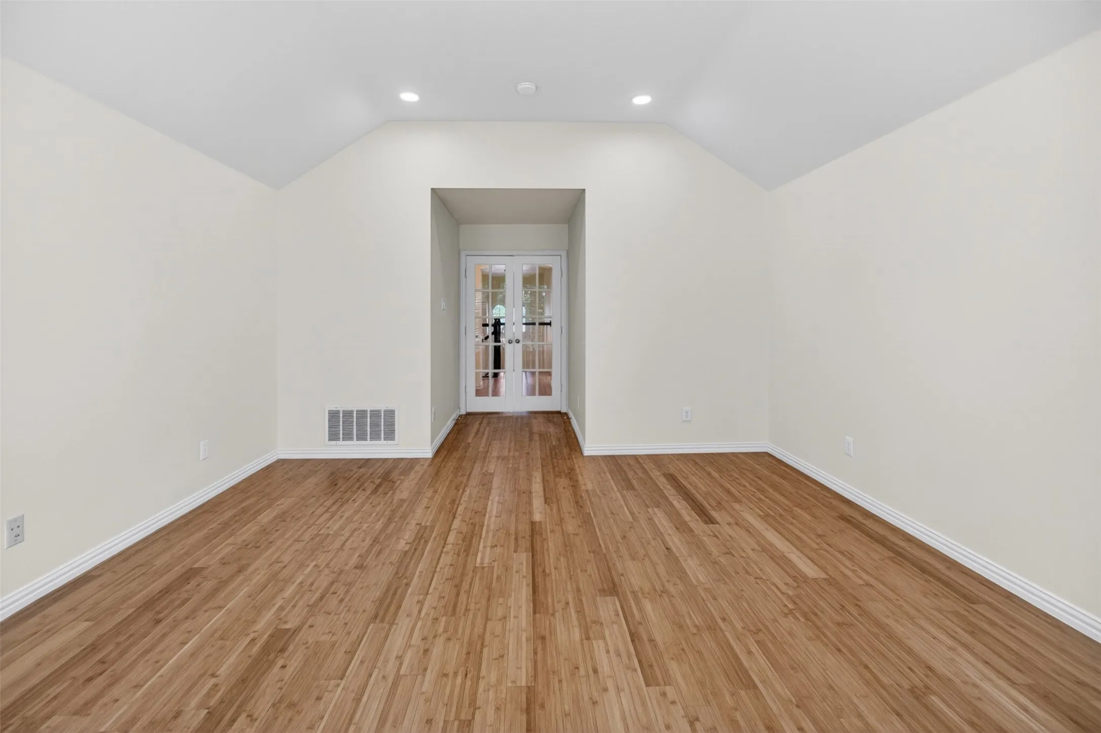 Single Family Residence For Rent in Tarrant County , 2616 Cove Drive, Grand Prairie, Texas 75054, 4 Bedroom, 4 Bathroom, 2 Garage spaces, 2,840 Sqft, built in 2005, mls#21356648, Real Estate Agent in Grand Prairie, Homes For Rent in Tarrant county, Homes For Rent in Grand Prairie, Realtor in Grand Prairie Texas, Real Estate Brokerage Independent Realty Texas, Luminita Cordes Realtor
